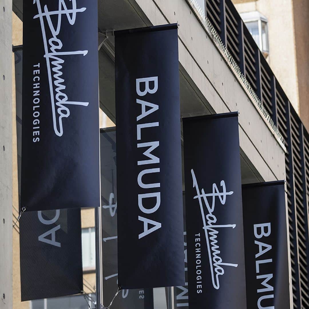 のインスタグラム：「BALMUDA The Store Aoyamaに込めたデザイン思想 . BALMUDA The Store Aoyama ( @balmuda_the_store_aoyama )は、東京・青山に2021年にオープンしました。キッチン製品からスマートフォンを含む全製品の販売はもちろん、バルミューダのすべてが体験できる唯一の旗艦店です。今回は、店舗の内装デザインについてご紹介します。 . 内装にはバルミューダの哲学を詰め込みました。目指したのは、クラシックと新しさの融合。 実は、バルミューダ製品の多くでクラシックがキーワードになっています。バルミューダの考えるクラシックは「古いもの」ではなく、「古くからあって、いまでも大切に残されているもの」。そのクラシックさに、現代らしさを載せたのがバルミューダ全体に共通して流れる考えとなっています。 . 1階の壁面にはヴィンテージレンガを敷き詰め、アーチを作っています。このアーチは京都の南禅寺水路からインスピレーションを得てデザインされました。明治時代から今もなお使われている水道橋をイメージしているものです。 また2階では、プロダクトのデザインスケッチを展示しています。ここでしか味わえないバルミューダの世界観をお楽しみいただけたら幸いです。皆さまのご来店を心よりお待ちしております。 . BALMUDA The Store Aoyamaは、国際的デザインアワード「International Design Awards（IDA）2022」にて、Interior Design / Retails, Shops, Department stores, Mall部門で銀賞を受賞しました。 . . #BALMUDA #バルミューダ #BALMUDATheStoreAoyama #バルミューダザストア青山」