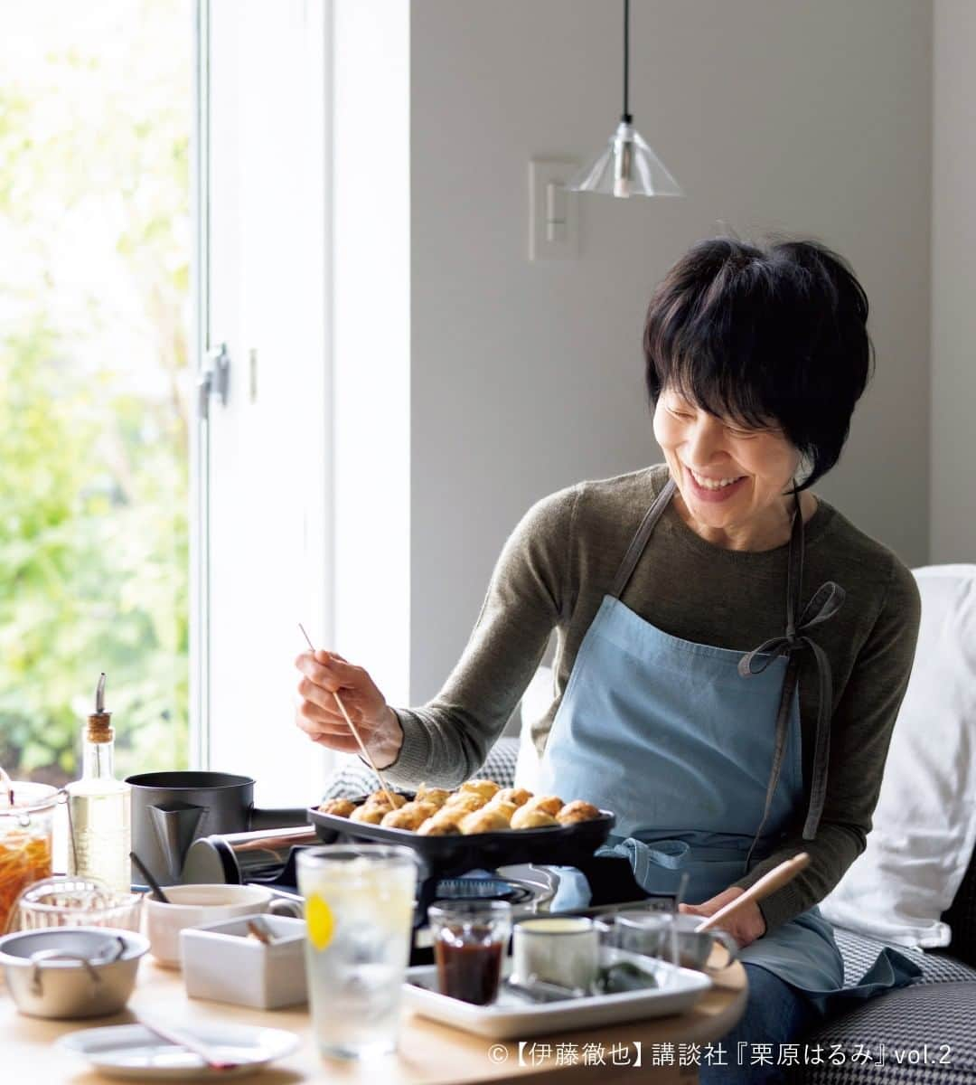 栗原はるみ「ゆとりの空間 」さんのインスタグラム写真 - (栗原はるみ「ゆとりの空間 」Instagram)「. ＼今週の水曜レシピ／ 栗原はるみ「たこ焼き」  焼きたては、外がカリッとして中はふわっとろっ。 その秘密はだしがしっかり効いた、 栗原家自慢の生地にあります。  根気よく返すと、自然ときれいなまん丸に。 仕上げに表面に油を塗って、 外側をカリッと焼いて完成です。  みんなでワイワイ焼いて、 あつあつの焼きたてを頬張るのが楽しい！  ---------------------------- 「たこ焼き」レシピ ----------------------------  ◆材料（約16個分）  薄力粉…100g 卵…2個 塩…小さじ1/4 だし汁…2カップ サラダ油…適量 ゆでダコの足…1本（60～80g） 揚げ玉…適量 紅しょうが…30g 万能ねぎの小口切り…適量  とんかつソース…適宜 マヨネーズ…適宜 削りガツオ…適宜 青のり…適宜  ◆作り方  ❶タコは水気をとって1～1.5cm角に切る。  ❷紅しょうがはみじん切りにする。  ❸ボウルに卵を割り入れて泡立て器でよく溶きほぐし、塩、だし汁を加えてさらに混ぜる。薄力粉をふるい入れ、生地がなめらかになるまで混ぜ合わせる。  ❹たこ焼き用のプレートを熱し、サラダ油を全体になじませる。強めの中火にして生地を流し入れ、手早くタコ、揚げ玉、紅しょうが、万能ねぎを加えていく。生地が焼けてきたら竹串などで少しずつ回転させて返し、具を中に入れ込みながら丸く形を整えて焼く。さらに刷毛などでサラダ油をたこ焼きの表面に薄く塗り、表面がカリッとするまで焼いたら器に盛る。好みでソース、マヨネーズをかけ、削りガツオ、青のりを散らす。  そのほか、ピザ用チーズ、くし形切りにしたミニトマト、1cm角に切ったもち、明太子、キムチなどを入れても◎ 全部入れるのではなく、この中から2種類くらいを組み合わせ、同様に生地を流し入れて好みの具材を入れて焼きます。  ソースの代わりにすだちでさっぱりと食べるのもおすすめです。  #水曜レシピ #レシピ #栗原はるみ #ゆとりの空間 #ゆとりの空間レシピ #recipe #cooking #たこ焼き #タコパ #暮らしを楽しむ #暮らし」5月3日 11時00分 - yutorino_kukan