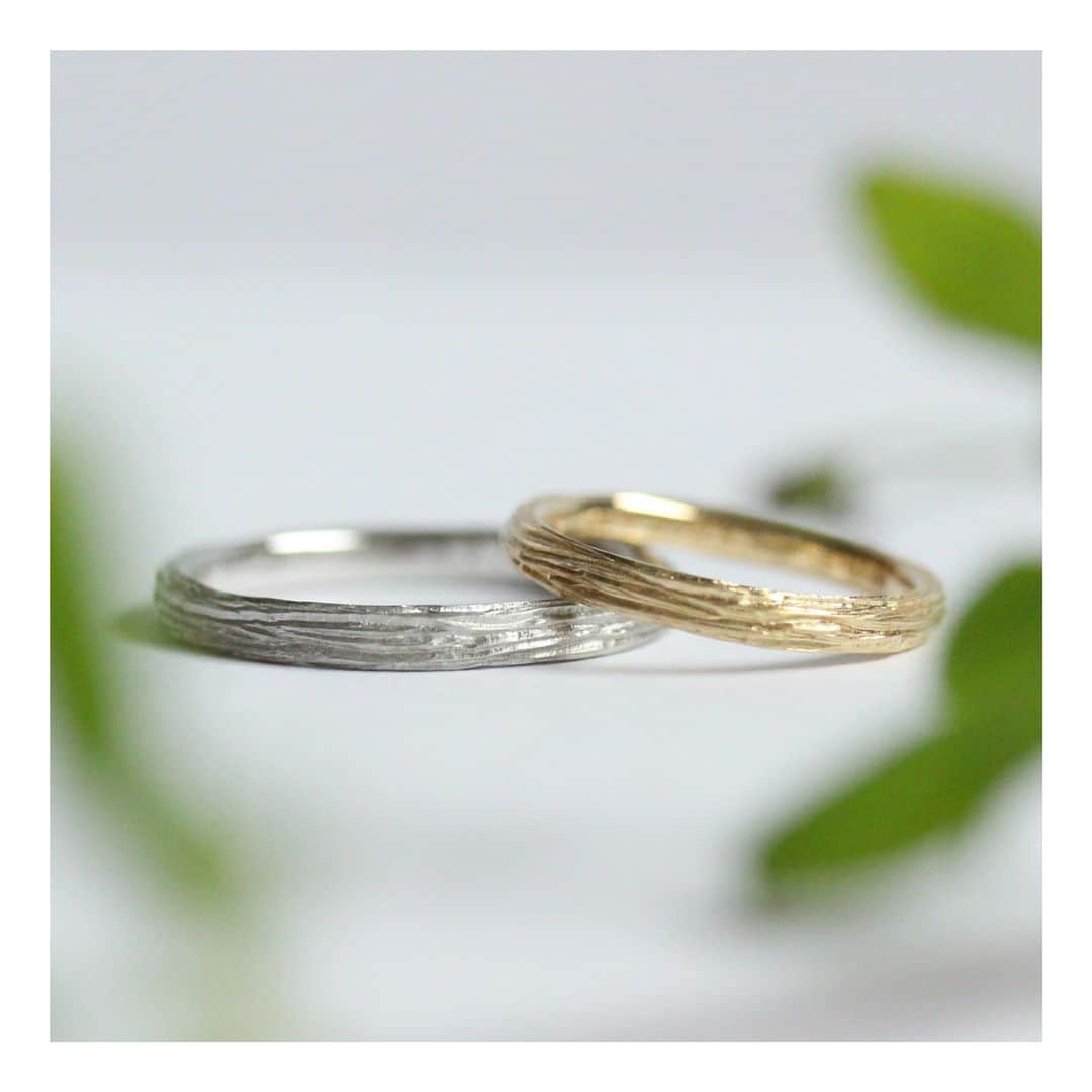 ith / イズ オーダメイド結婚指輪さんのインスタグラム写真 - (ith / イズ オーダメイド結婚指輪Instagram)「自然を愛するお二人が選ばれたのは 樹木がモチーフの《フォレスタ》です。  職人の手仕事から生み出される ナチュラルで温もりある彫り模様に、 穏やかなムードが漂います。  お色味はお互いの好みに合わせた 色違いのお仕立てに。  お出かけの日がさらに楽しくなりますね。  ▽ 指輪について 結婚指輪(男性)：フォレスタ  Pt950：134,000円〜  結婚指輪(女性)：フォレスタ  K18YG：109,000円〜  ***** ith公式アカウント情報 *****  【WEB🔗】 @ith_marriage TOPへ 　☞ プロフィールURLをタップ  【ハッシュタグ🕊】 #イズマリッジ  *********************************  【 #鍛造リング 🔨】 #シャンパンゴールド も選べる 職人の手で鍛え上げた高密度のお仕立て  【 #ライフスタイルジュエリー 】 さりげなく毎日を彩るジュエリー ith ECストア ☞  @ith_jewelry   #結婚指輪 #マリッジリング  #手仕事 #クラフト #アトリエ #カスタマイズ #オーダーメイド #オーダーメイドリング  #結婚指輪探し #結婚指輪選び #結婚指輪オーダー #手仕事 #指輪選び #指輪探し #婚約 #プロポーズ #結婚準備 #プレ花嫁 #花嫁準備 #ゴールドリング  #ダイヤモンド #2023夏婚 #2023秋婚 #2023冬婚  #2024春婚 #名古屋花嫁  お問い合わせコード：23239」5月3日 11時05分 - ith_marriage