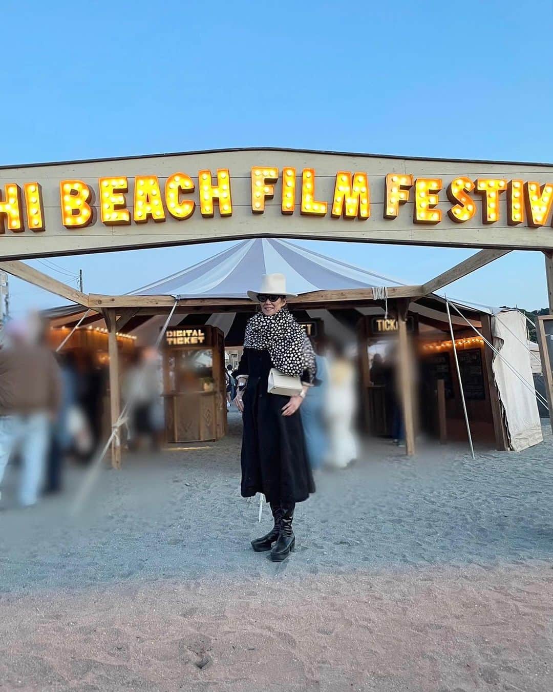 萬田久子さんのインスタグラム写真 - (萬田久子Instagram)「❤️ZUSHI  BEACH  FILM  FESTVAL ❤️fantastic💋  #ゴールデンウィーク  #逗子海岸  #映画祭  #野外スクリーン #夕陽  #海  #萬田久子 #HISAKOMANDA」5月3日 11時08分 - hisako.manda_official