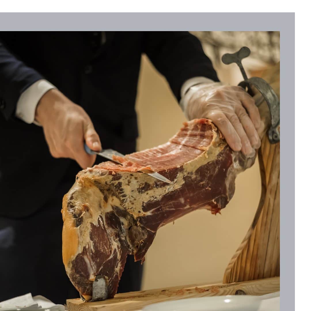 結婚式場 ヴィラ・デ・マリアージュ宇都宮のインスタグラム：「. 　　 まるでレストランのような banquet『KENZO』🍽 　　 丸のテーブルだけでなく 長テーブルのレイアウトもよく合います 　　 　　  #ウェディングケーキ #ウェディングケーキデザイン  #プロヴァンス⁡⁡ #フランス⁡⁡ #南フランスの街⁡⁡⁡ #ヴィラデマリアージュ⁡⁡⁡⁡⁡⁡⁡ #ヴィラデマリアージュ宇都宮⁡⁡⁡⁡⁡⁡⁡ #自然⁡ #ナチュラルウエディング⁡ #宇都宮結婚式⁡⁡⁡⁡ #那須結婚式⁡⁡⁡⁡⁡ #栃木結婚式⁡⁡⁡⁡⁡⁡⁡ #宇都宮結婚式場⁡⁡⁡⁡⁡⁡⁡ #那須結婚式場⁡⁡⁡⁡⁡ #栃木結婚式場⁡⁡⁡⁡⁡⁡⁡ #那須ウエディング⁡⁡⁡⁡⁡ #宇都宮ドレスショップ⁡⁡⁡⁡⁡⁡⁡ #ウェディングドレス  #栃木ドレスショップ⁡⁡⁡⁡⁡⁡ #ヴィラ花嫁⁡⁡⁡⁡⁡⁡⁡ #宇都宮花嫁⁡⁡⁡⁡⁡⁡⁡ #栃木花嫁⁡⁡ #宇都宮レストラン⁡ #栃木レストラン⁡ #宇都宮カフェ⁡ #栃木カフェ」