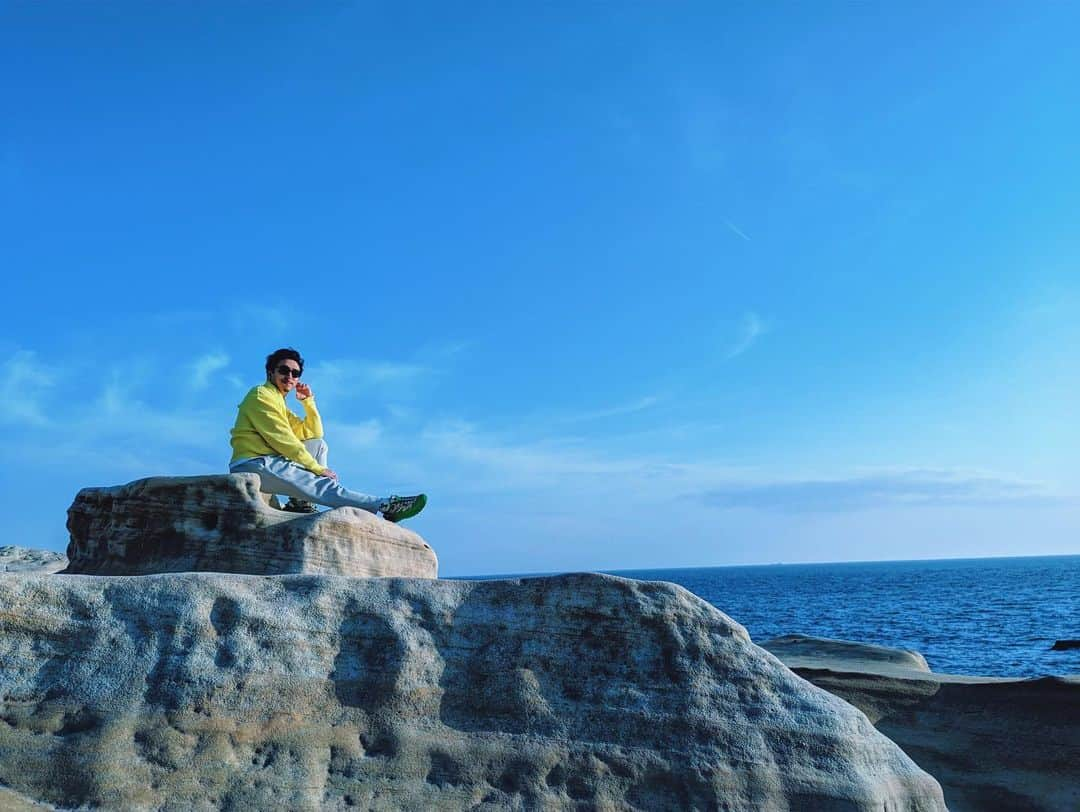 寺井幸也さんのインスタグラム写真 - (寺井幸也Instagram)「ㅤㅤㅤ 初和歌山へ🍊 ㅤㅤㅤ 実は７月に田辺市の 紀伊田辺駅前に オープンする発酵をテーマにした 飲食店のメニューのプロデュースをするのです。 が、和歌山に行った事がなく😅 弾丸ですがさっそく行ってきました！ ㅤㅤㅤ 柑橘含むフルーツ大国の イメージ通りスーパーには とんでもない種類の柑橘が並んでました。 レモンやグレープフルーツなど 添加物たっぷりで輸入が多い柑橘も 無農薬であったり、さすがだなーと👏🏻👏🏻👏🏻 　　　　 和歌山は漁港もたくさんあり白浜にある　 #とれとれ市場　は観光地ではあるものの 鮮度抜群の海鮮が手軽に食べれるようになっていて めちゃくちゃテンションあがった。 　　　　 中でも"うつぼ"を食べる文化があり 僕もこの旅で初めて唐揚げとタタキを頂きましたが、 衝撃。美味い。 これは鰻と鶏肉の間かな？ 独特の身の締り方と脂のノリが めちゃくちゃ美味しかった。 そして、"ヒロメ"というワカメに近い海藻。 これがまだ感動。 歯触り最高な優しい感じのシャキシャキ感と粘り。 癖もなく永遠に食べれちゃうじゃん！ 食べた事ないものを食べてる時が一番幸せな幸也です。すぐ頭でメニューを組みたてるワクワク感がたまらん。その他夕方に釣って捌きたてがモッチモチなモチ鰹なるものもあるそうで次回必ず食べたい🥺 　　　　 お肉もみかんの皮を食べて育った "みかんどり"紀州梅エキスが入った餌で育った "紀州うめ豚"高級和牛で有名な"熊野牛"など お肉も充実。 野菜も全体的に地元のもので溢れていて、 これなら地産地消のお店ができるな！ っと確認できた😊 ㅤㅤㅤ 後半は観光もさせてもらって大満足。 日本最古のお湯で有名な　#崎の湯  また入りたい。凄いよかったなぁー。 あと　#千畳敷 ？ここ凄いね😳 周りの若者にまじり思わず映え写真 とったわ。笑 ㅤㅤㅤ というわけで、 ちょくちょく和歌山にお邪魔します。 そして７月のオープンは店頭にもたちますので よろしくお願い致します❤️‍🔥」5月3日 11時19分 - yukiya.terai