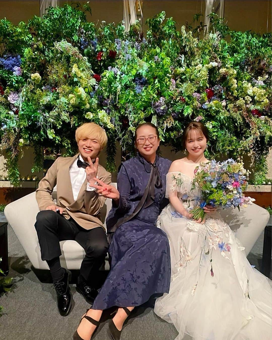 軍地彩弓のインスタグラム：「素敵な結婚式でした。 元・ぼくりり、現・Diosたなかくんと、ゆうこすちゃんのウェディング。時々街でばったり二人に出会うこともあって、本当にらぶらぶな姿をみていただけに、昨日は嬉しい日になりました。 たなかくんはデビュー当時からその歌声と楽曲とリリックにハマって、Numero TOKYOでも何度か取材していました。披露宴ではDiosのライブでこの日のための新曲も披露して、笑いが絶えないよい宴でした。  久しぶりの知り合いに会えたり、やっぱり結婚式よいなあ。  ゆうこすちゅんはビューティーイベントでもよく会うのですが、ゆうこすちゃんプロデュースのYOANの日焼け止め下地がめちゃよくて、毎日使ってます。ブランディングやものづくりを真面目にビジネスウーマンとして尊敬します。  若くてスマートな二人、これからもお幸せに💕💕 #wedding」