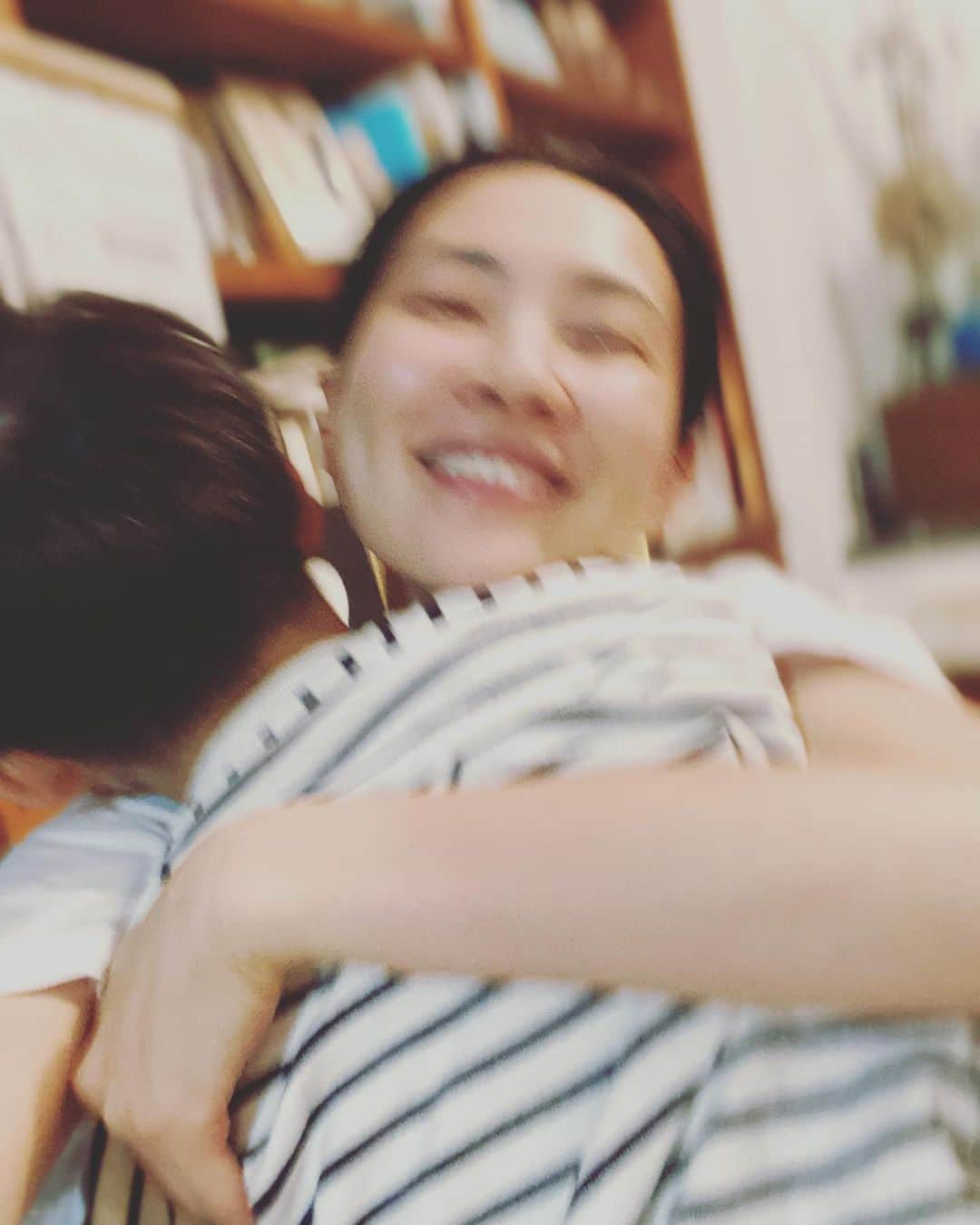 浜島直子さんのインスタグラム写真 - (浜島直子Instagram)「息子が反抗期になった時のための備忘録。  一泊2日の出張から帰ると全身で喜びを表現してくれた8歳男子。  まるで、ゴールデンレトリバー。(飼ったことないけどなんとなくイメージ🤣)  息子が着てるのは、洗濯カゴから持ってきた私の服。(洗ってない😂)  旦那曰く、夜に寂しくなってこの服の匂いを嗅いで寝たよと🥹 え。臭くなかったかな🥹 ・ #昨日私がいるのに #まだこの服を抱きしめて寝た #さては #おぬし #単純に #手触りが気に入っただけだな😂🤣 #誰にも聞かれていませんが #このシマシマの服は @shinzone_official です #ちなみに私は @bshop_official のオンラインで買いましたよ」5月3日 11時33分 - hamaji_0912