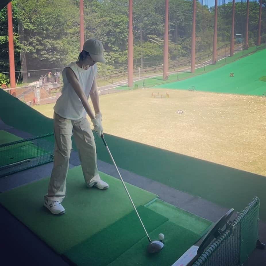 大河内奈々子のインスタグラム：「・ ・ 練習あるのみ  @keiko_sasaki_11  慶ちゃん助けて😂  #ブランクありすぎ #ゴルフ女子 #practice #golf #nanakoohkouchi #大河内奈々子 #慶ちゃん助けて」