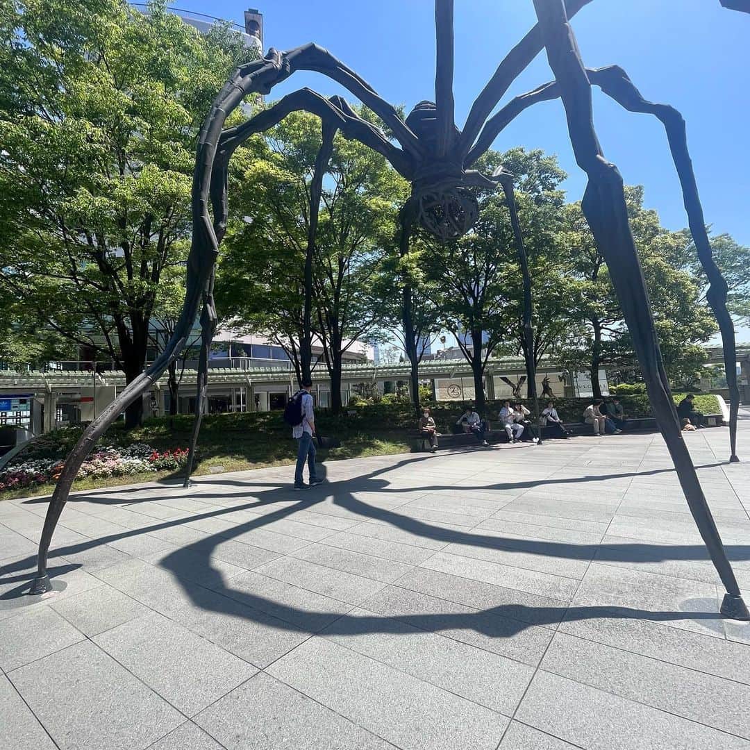 クリス智子さんのインスタグラム写真 - (クリス智子Instagram)「今日もいい日差し、影が濃い。 ひやー、人も、さすがに多いGW晴れ日！ 電車も道も街も。 普段の倍のエネルギーがいりました、笑。  人混みを縫いながら、闊歩闊歩。 この巨大な蜘蛛ママンぐらいの歩幅があればいいのになぁ😬または、マリオパワー🌟六本木ヒルズには、映画を観た後らしき、マリオの帽子をかぶった親子を発見。（マリオ映画、面白かった〜）  今日はGOOD NEIGHBORSでも映画の話をたくさんします！メッセージテーマは、「映画のココが好き☝️」 13:00〜お待ちしています。 @good_813jwave  ・・・・・ 様々な入り口が混雑中。ゆっくり楽しげな喧騒。 今日は、ぜひ時間に余裕を持った動きを〜」5月3日 11時30分 - chris_tomoko