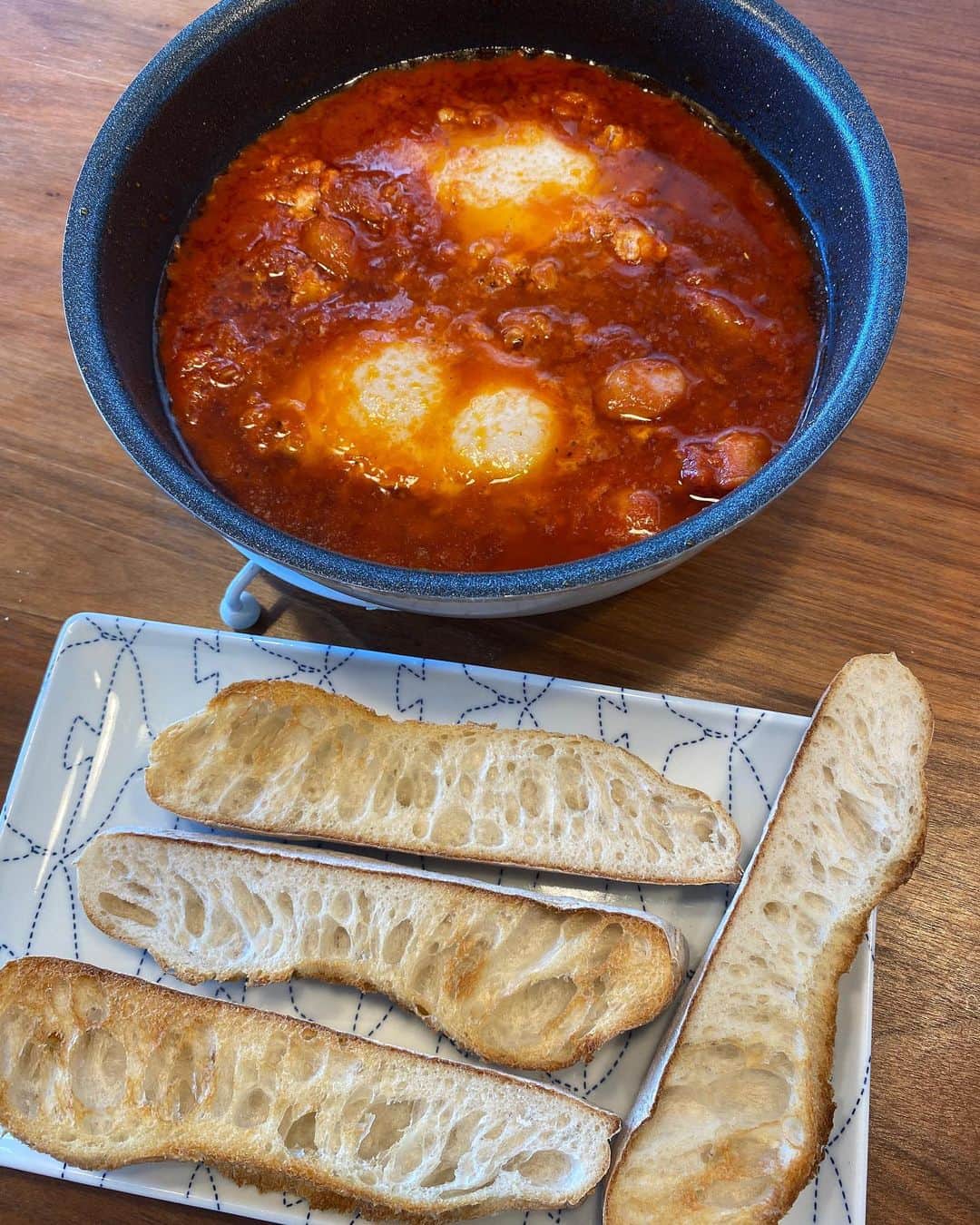 宮下純一さんのインスタグラム写真 - (宮下純一Instagram)「サイゼリヤのイタリア家庭の卵料理「煉獄のたまご」再現😊トマトピューレはこの「MUTTI」がオススメ😁 オリーブオイルにアヒージョのもと入れてソーセージ炒めて、トマトピューレとツナいれて、ふたごたまご入れ最後にほりにしで整えました‼️お試しあれ😄#サイゼリヤ再現レシピ #煉獄のたまご #白ワインに合う #ふたごたまご」5月3日 11時31分 - junichi1017