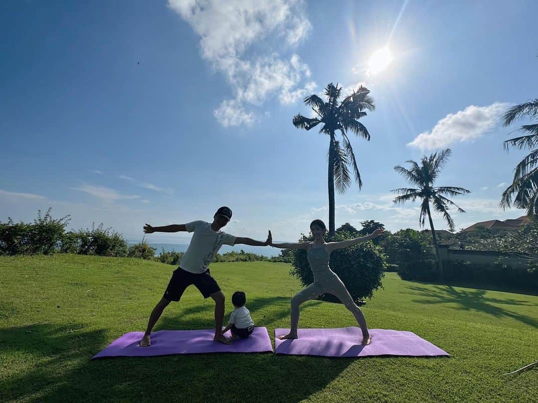 舟山久美子（くみっきー）のインスタグラム：「🌞🧘‍♀️🌿🤍🤍  ましゅくんとちぇちぇくんに付き合ってもらい、大自然の中太陽を浴びながら朝ヨガしました🤍  太陽を浴びる事、自然に身体を委ねることの素晴らしさを体感🌞🌿  ましゅくんは、初めてのヨガだったけれど、スパルタちぇちぇくんによりハードモード🤣🤣(最後の動画みて)  笑いの耐えないヨガタイムでした🤍🤍🤍🤍  #family #yoga #自然と遊ぶ」