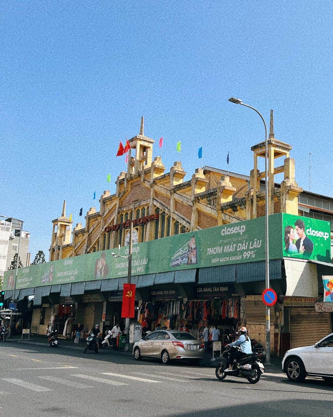 kazumiさんのインスタグラム写真 - (kazumiInstagram)「ベトナムに来ています🇻🇳 まずはホーチミン✈︎✈︎✈︎ 着いて朝ごはんを求めてタンディン市場へ 来たけれどローカル度高めで初日は勇気が出ず😂 近くにはタンディン教会もあって可愛い🛕💗  #タンディン教会 #タンディン市場#ベトナム#ホーチミン#ベトナム旅行#kazumi旅#kazumi」5月3日 11時42分 - kazumi0728