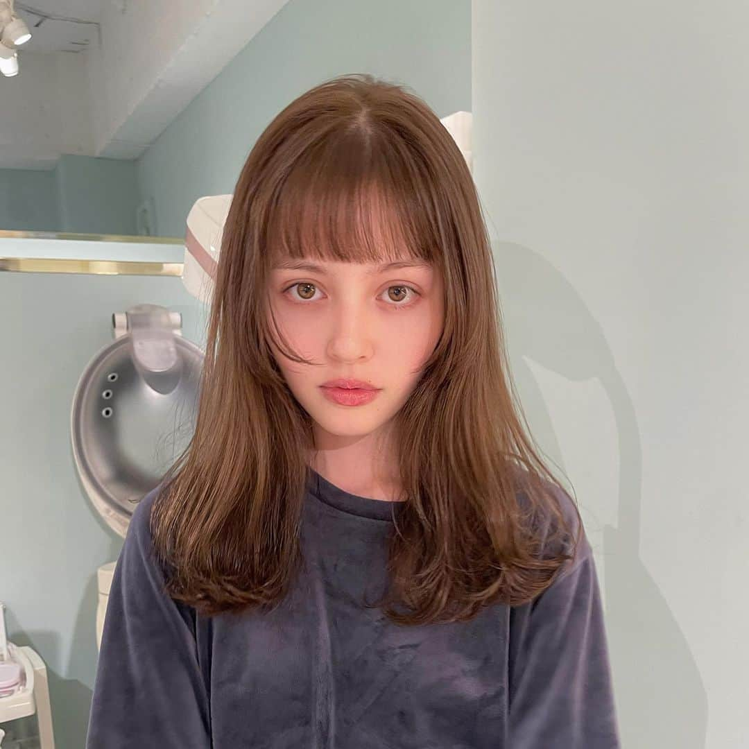 河原洋美さんのインスタグラム写真 - (河原洋美Instagram)「ななちゃん、前にピンクにしたけど今回はヌードベージュに👼🏻🤍 最近はオン眉🤍 #linkybyshima #hiromi_hair #プレミアムケアカラー #ケアカラー #ナチュラルカラー #ナチュラルヘア #透明感カラー #柔らかカラー #ヌードベージュ #ベージュカラー #外国人風カラー  #ミディアムヘア #オン眉」5月3日 11時37分 - cyorobinthkey