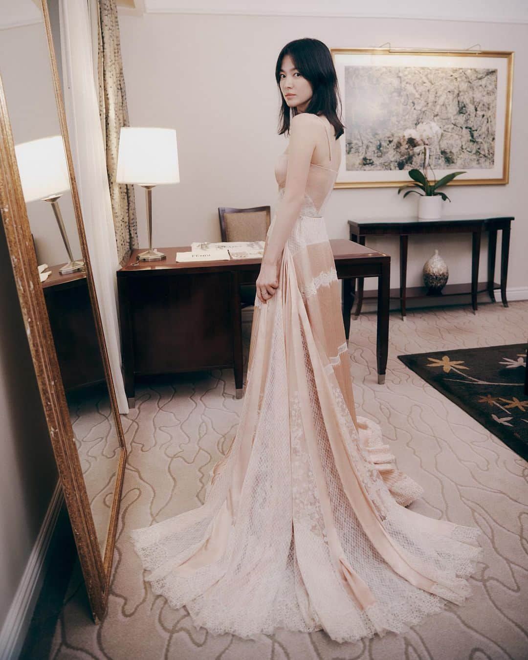 ソン・ヘギョさんのインスタグラム写真 - (ソン・ヘギョInstagram)「Final fitting for the Met Gala 💛  📸 @parkjongha」5月3日 11時40分 - kyo1122