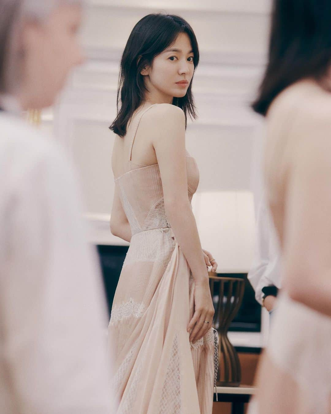 ソン・ヘギョさんのインスタグラム写真 - (ソン・ヘギョInstagram)「Final fitting for the Met Gala 💛  📸 @parkjongha」5月3日 11時40分 - kyo1122