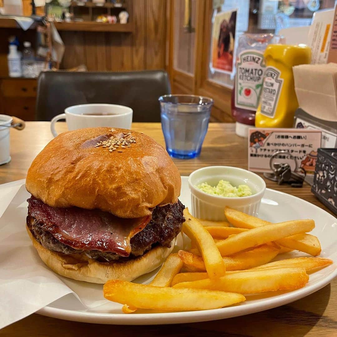 smilebabyのインスタグラム：「GW始まりましたね🌈 みなさんぜひ武蔵小山に〜！  先日ランチに @sherrysburgercafe さんへ行かせていただきました☆ わたしはシェリーズバーガーを注文しました🍔 ハンバーガーとってもおいしかったです🤤 ごちそうさまでした！  ————————————————— #子供服のスマイルベビー LINE@お友達登録で %オフクーポンプレゼント中🎁 新着情報や会員限定クーポンなど🎟  #ハンバーガー#武蔵小山グルメ#武蔵小山カフェ#ハンバーガー好き#東京グルメ  #キッズ服 #キッズコーデ #キッズTシャツ #古着 #instastyle #お洒落さんと繋がりたい #子供服セレクトショップ #子供のいる暮らし #子供服 #子供服通販 #武蔵小山 #品川区 #親バカ部 #baby #kids #ベビー #キッズ  #styleinspo #プチプラ #男の子コーデ #ベビーコーデ #出産祝い #女の子コーデ #kidsfashion」