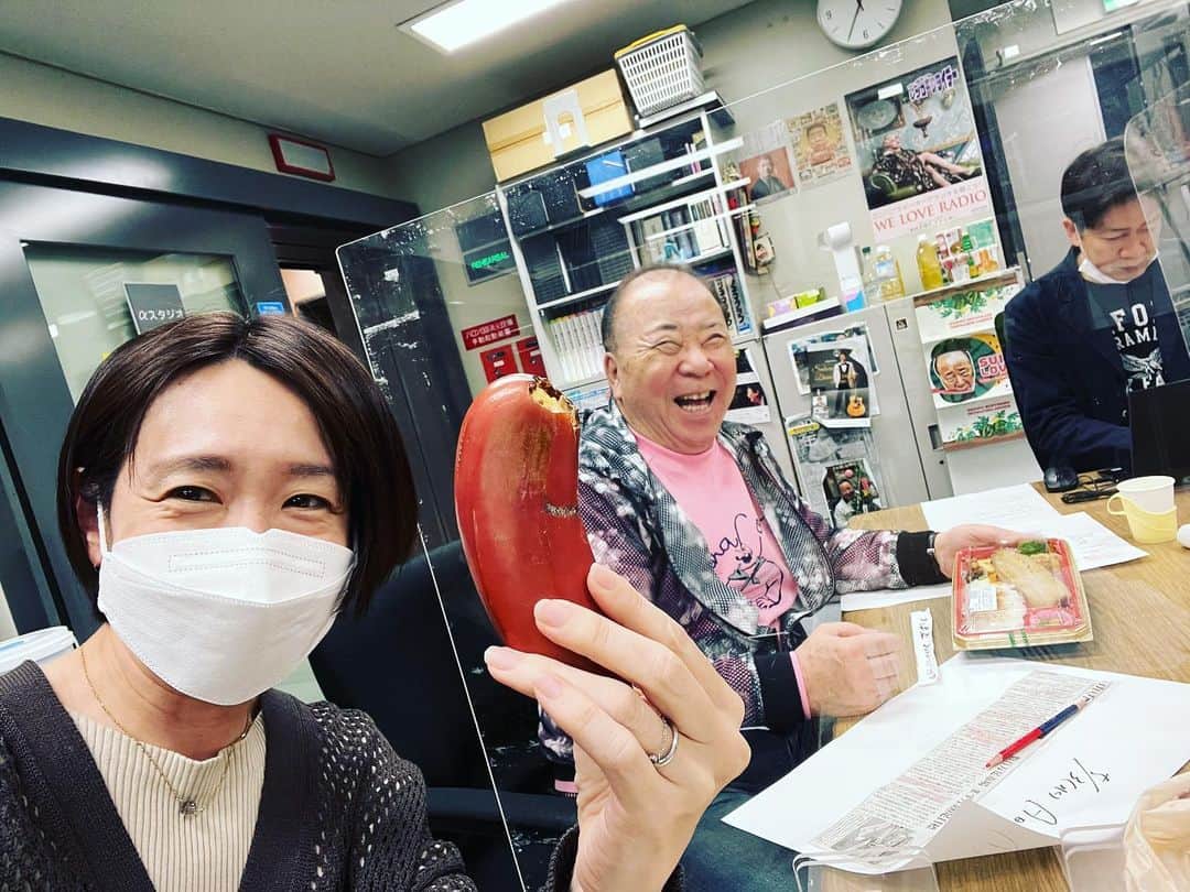 上田悦子のインスタグラム：「こんちわコンちゃんお昼ですよ！ 今日も生放送ですよ！  近藤さんが モラードバナナという、 珍しい赤いバナナをくれました✨  あま〜い😆❗️美味しい💕 聞いてねー📻  #こんちわコンちゃんお昼ですよ  # MBSラジオ」