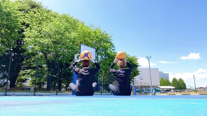 林咲希さんのインスタグラム写真 - (林咲希Instagram)「2年ぶりに白鴎大学に行ってきました☺️ 　　　　　　　　　　　　　　　　　　　 練習混ぜてもらってありがとうございました🫠必死。。笑 　　　　　　　　　　　　　　　　　　　　 ミラさんともバスケしたり話したり相変わらずコテコテな2人だったけどそれが楽しかった笑  校舎内がたくさん変わってて外でバスケできるところとかできてたから嬉しくて写真たくさん撮りました📸 　　　　　　　　　　　　　　　　　　　　 監督、根本さん、選手のみんなありがとうございました☺️✨ トーナメント、これからの白鴎も応援してます！また行きます！ 　　　　　　　　　　　　　　　　　　　　　　　　　　　　　　　　 最後の写真後ろにもご注目を笑 　　　　　　　　　　　　　　　　　　　　 #白鴎大学 @hakuohuniv_wbasketball」5月3日 11時47分 - h_kiki__7