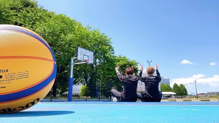 林咲希のインスタグラム：「2年ぶりに白鴎大学に行ってきました☺️ 　　　　　　　　　　　　　　　　　　　 練習混ぜてもらってありがとうございました🫠必死。。笑 　　　　　　　　　　　　　　　　　　　　 ミラさんともバスケしたり話したり相変わらずコテコテな2人だったけどそれが楽しかった笑  校舎内がたくさん変わってて外でバスケできるところとかできてたから嬉しくて写真たくさん撮りました📸 　　　　　　　　　　　　　　　　　　　　 監督、根本さん、選手のみんなありがとうございました☺️✨ トーナメント、これからの白鴎も応援してます！また行きます！ 　　　　　　　　　　　　　　　　　　　　　　　　　　　　　　　　 最後の写真後ろにもご注目を笑 　　　　　　　　　　　　　　　　　　　　 #白鴎大学 @hakuohuniv_wbasketball」