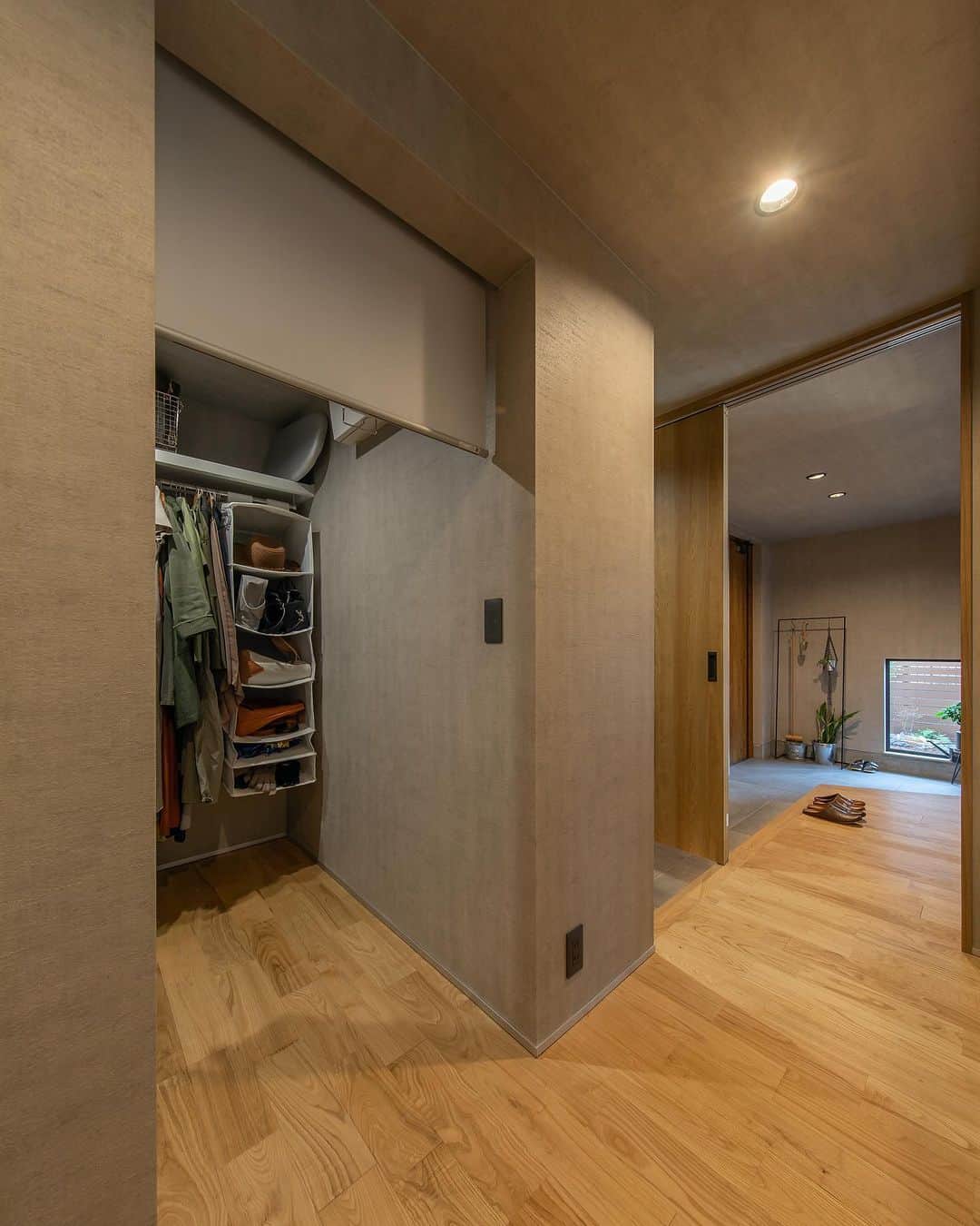 ルポハウス一級建築士事務所さんのインスタグラム写真 - (ルポハウス一級建築士事務所Instagram)「・ ・ ・ 足元をやさしく照らす間接照明は、玄関に程よい格をもたらします。 ・ グレーで整えた空間に、クリ無垢床がやわらかな上質感を演出。 ・ ・ ・ 担当設計士/赤尾拓人 @takuhito_akao  ・ ・ ・ ■ゴールデンウイーク休業のお知らせ 誠に勝手ながらルポハウス全スタジオにおいて、下記の通りゴールデンウィークのお休みを頂戴いたします。  2023年4月29日(土)～ 5月5日(金)  期間中のお問い合わせにつきましては、5月6日(土)より順次対応させていただきます。  ご不便をお掛けいたしますが、ご了承のほどよろしくお願いいたします。  ※見学会ご予約のみ、随時受付・ご連絡させていただきます。  𓐌𓐌𓐌𓐌𓐌𓐌𓐌𓐌𓐌𓐌𓐌𓐌𓐌𓐌𓐌𓐌𓐌𓐌  ルポハウスの施工事例はこちらまで☞ @reposhouse  𓐌𓐌𓐌𓐌𓐌𓐌𓐌𓐌𓐌𓐌𓐌𓐌𓐌𓐌𓐌𓐌𓐌𓐌 #ルポハウス は#ちょっとかっこいい家 を"友人のために" という思いでつくっています。 一生に一度の#マイホーム。 「あなたにしかできない」×「ルポハウスだからできる」で、 私たちだけの#家づくり を思いっきり楽しんでみませんか？！ ・ ・ ・ #住宅 #注文住宅 #新築一戸建て #新築#一級建築士事務所 #玄関 #玄関インテリア #無垢床 #クリ床 #名古屋モザイクタイル #コットメント #600角タイル #間接照明 #シューズクローク #vs9060 #アクセントクロス #グレークロス」5月3日 12時00分 - reposhouse