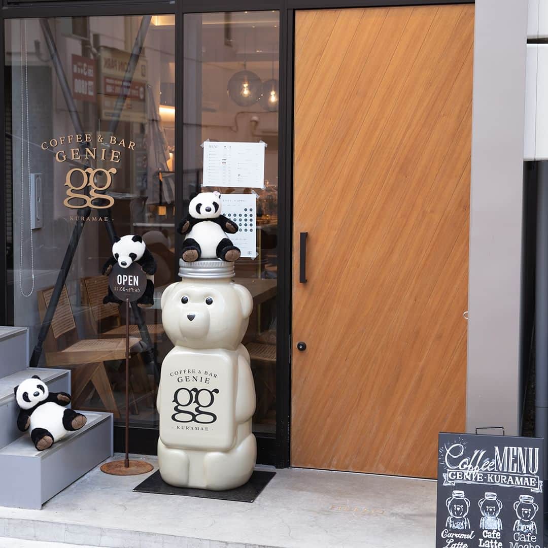 アトレ上野（atre ueno）さんのインスタグラム写真 - (アトレ上野（atre ueno）Instagram)「"#アトパンのカフェ巡り　　今日は浅草にあるカフェ、GENIE KURAMAE(@genie_kuramae)に彼女と行ってきたよ🐾  蔵前の路地裏にある、トップスペシャルティコーヒー豆のみで構成したこだわりのコーヒーを楽しむことができるよ☕️✨  そしてアイスのドリンクは“くまボトル”でアイスラテやキャラメルラテ、抹茶ラテなどを楽しむことが出来てとってもかわいいよ🧸💓  ぼくたちと一緒にハイ、チーズ📷✨  一緒に食べたチュロスもシナモンの香りが口の中に広がって美味しかったな〜♪  みんなもぜひ行ってみてね〜🐼🐻  GENIE KURAMAE 東京都台東区蔵前3-7-8 OPEN. 11:00 – CLOSE. 17:30"  "My girlfriend and I went to Genie Kuramae (@genie_kuramae), a cafe in Asakusa🐾.  Located in the back alley of Kuramae, you can enjoy their special coffee made from only the top specialty coffee beans. ☕️✨  Also, for iced drinks, you can enjoy iced lattes, caramel lattes, green tea lattes, etc. in ""bear bottles"", which are very cute 🧸💓.  Take a picture with us 📷✨  The churros we had together were also delicious with the flavor of cinnamon spreading in our mouths.  I hope you guys will visit there too🐼🐻  GENIE KURAMAE 3-7-8 Kuramae, Taito-ku, Tokyo OPEN: 11:00 - CLOSE: 17:30  "今天和女友一起去了位於淺草的GENIE KURAMAE (@genie_kuramae) 咖啡廳🐾  這家位於藏前巷弄裡的咖啡廳，使用了頂級精選的咖啡豆，在這裡可以品嚐到極具特色的咖啡☕️✨  而冰的飲品都使用了""熊瓶""，可以品嘗到冰拿鐵、焦糖拿鐵、抹茶拿鐵等等,可愛到不行🧸💓 跟我們一起說 cheese📷✨  搭配吉拿棒一起吃，肉桂的香氣在口中化開，超級美味～♪  大家也一定要去試試看喔～🐼🐻   GENIE KURAMAE 東京都台東區藏前3-7-8 OPEN. 11:00 – CLOSE. 17:30"  #上野 #アトレ上野 #アトレ #atre #atreueno #パンダ #上野パンダ #上野散策 #熊猫 #東京観光 #PANDA #🐼 #ueno #tokyotour #ぬい撮り#GENIEKURAMAE#ジーニー蔵前#浅草カフェ#浅草グルメ#浅草スイーツ#浅草散歩#くまボトル#東京カフェ#おしゃれカフェ#浅草デート#tokyocafe#asakusa#asakusacafe#asakusafood」5月3日 12時00分 - atre.ueno