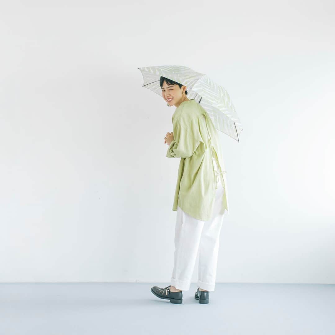 北欧、暮らしの道具店さんのインスタグラム写真 - (北欧、暮らしの道具店Instagram)「もうすぐ訪れる梅雨の準備に！ 雨にも、日差しにも◎な折りたたみ傘 . - - - - - - - - - - - -  気になり始めた日差し対策にも これから増える雨の日にもおすすめな 当店オリジナルの「晴雨兼用折りたたみ傘」の ご紹介です。  バッグや靴みたいに、 おしゃれの一部として手に取れる傘を 目指して作ったこちらの傘。  こだわりは、 愛らしい雑貨のようなテキスタイル。 2パターンのデザインをご用意しました。  「Ray」は、 空から差し込むやわらかな光の線がモチーフ。 落ち着いたグレーの中に、 アクセントになるレモン色が目を引きます。  「Cloud」は、 爽やかなブルーの空と白い雲がモチーフ。 青空のうつろいを表したデザインは、 ちょっぴり憂鬱な雨の日の気分も上げてくれるはず。  そして、傘をしまう時のもやもやを 解決してくれるような嬉しいポイントも。  濡れた傘は傘袋に入れづらいので、 傘袋は間口の広い「トート型」に デザインしました。 すぽっと簡単にしまえて、 そのまま手提げのように持ち運べます。  スナップボタンを止めれば コンパクトにもできるので、 シーンに合わせてお使いくださいね。  また、この傘は閉じた時に 濡れている表面が内側にくる仕様なので、 手を濡らさずに畳むことができるんです。  紫外線も90%以上カットするので、 日傘としても使えますよ。  雨の日も、晴れの日も、お出かけのお供に。 おしゃれの小物を選ぶ感覚で 加えていただけたら嬉しいです。 . ーーー 掲載のアイテムはこちら▼ ーーー . ☑︎ 折りたたみ傘 / 晴雨兼用 - - - - - - - - - - - - - - - - - -   ▶︎ お買いものはプロフィールのリンクから ご覧くださいね。→@hokuoh_kurashi . #KURASHIandTripsPUBLISHING #傘#折りたたみ傘#日傘#fashion#coordinate#ファッション#お買い物#お買いもの#シンプル#シンプルライフ#シンプルデザイン#暮らしを楽しむ#日々の暮らし#北欧#暮らし#北欧暮らしの道具店」5月3日 12時01分 - hokuoh_kurashi