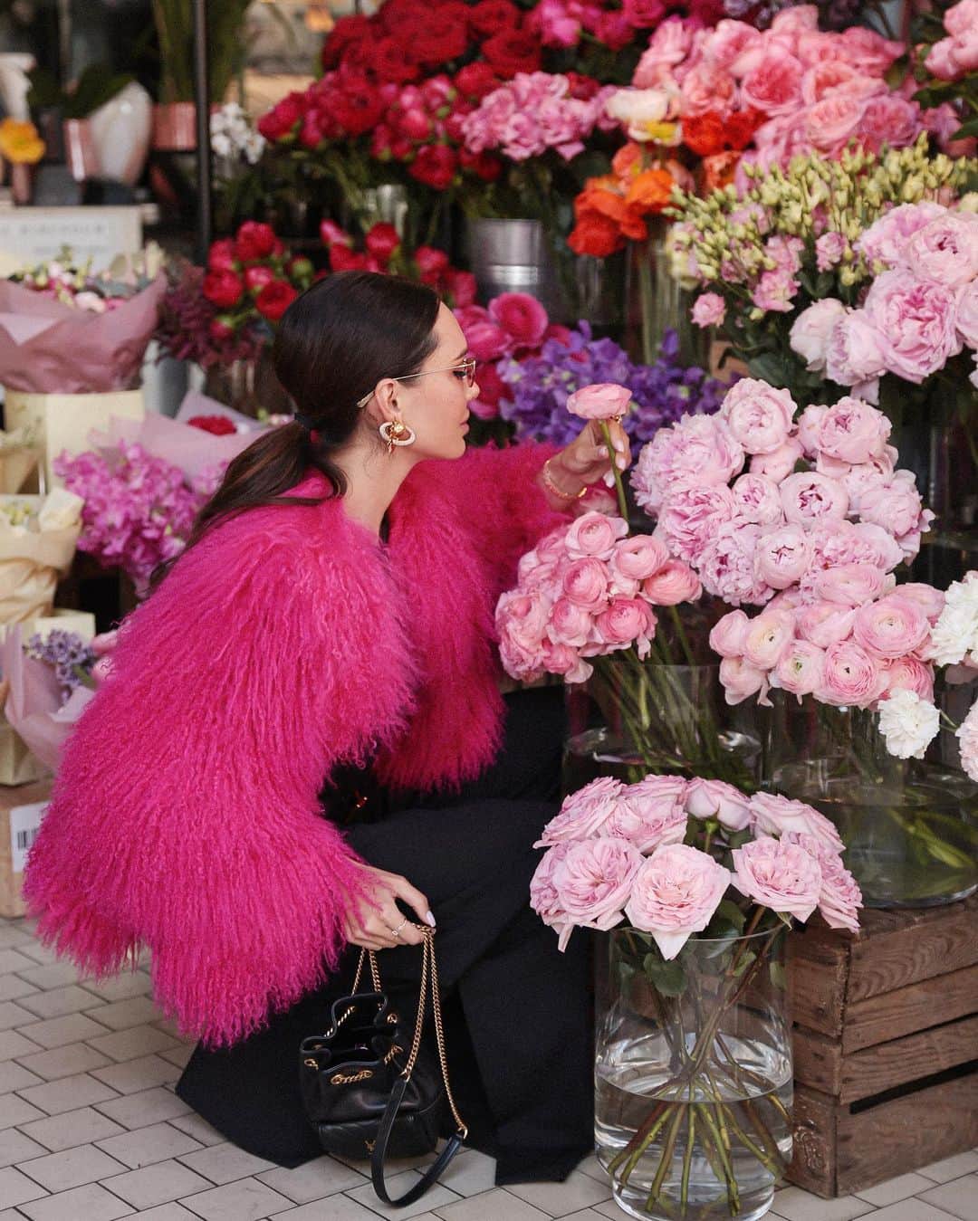 アイーダ・ガリフッリーナのインスタグラム：「Why do we get so inspired by vibrant colours...?! They definitely enhance our  mood, they're bright, energetic and bubbly. We are like butterflies flying to their brightness, and in doing so we become happier 💗 Do you agree 🥰?   Photo: @daria_bah_photo」