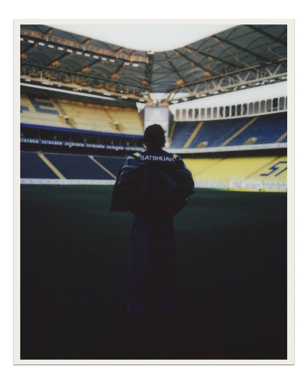 ミシー・バチュアイのインスタグラム：「𝐈’𝐦 𝐛𝐚𝐜𝐤 🦇💛💙」