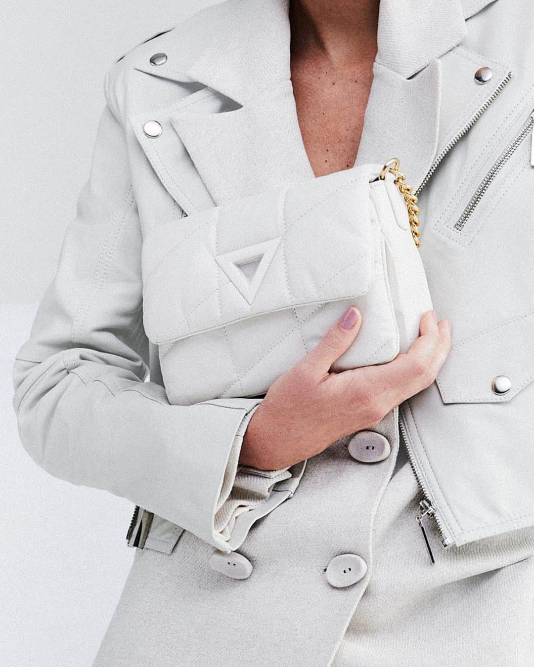 Schutzのインスタグラム：「Nossa bolsa Kira, e nova Jaqueta Madison de couro pronta para conquistar o coração da sua mãe! Be cool, be Schutz!   #Schutz #SchutzMom #SchutzMothersDay」
