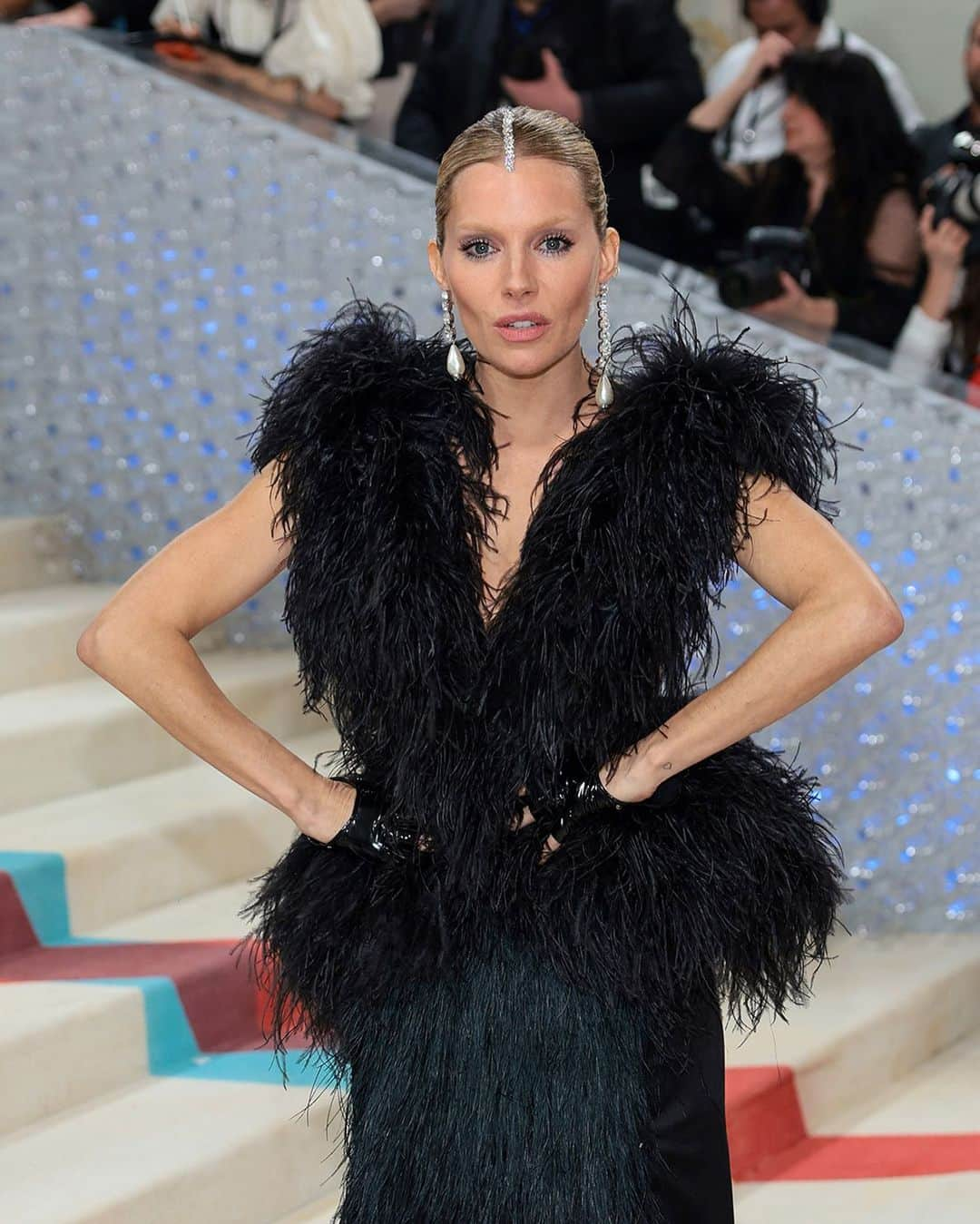 グッチさんのインスタグラム写真 - (グッチInstagram)「Sienna Miller in Gucci Fall Winter 2023 on the Met Gala red carpet. The fundraising benefit celebrated the opening of the exhibit ‘Karl Lagerfeld: A Line of Beauty.’  #MetGala #MetGala2023 #GucciFW23 #SiennaMiller」5月3日 3時20分 - gucci