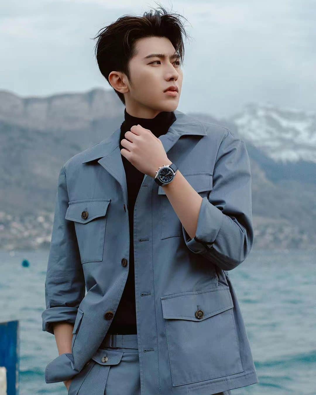 カナーリのインスタグラム：「Cai Xukun wears a #CanaliSS23 look composed by a light blue safari jacket and matching sartorial trousers.  #Canali1934」