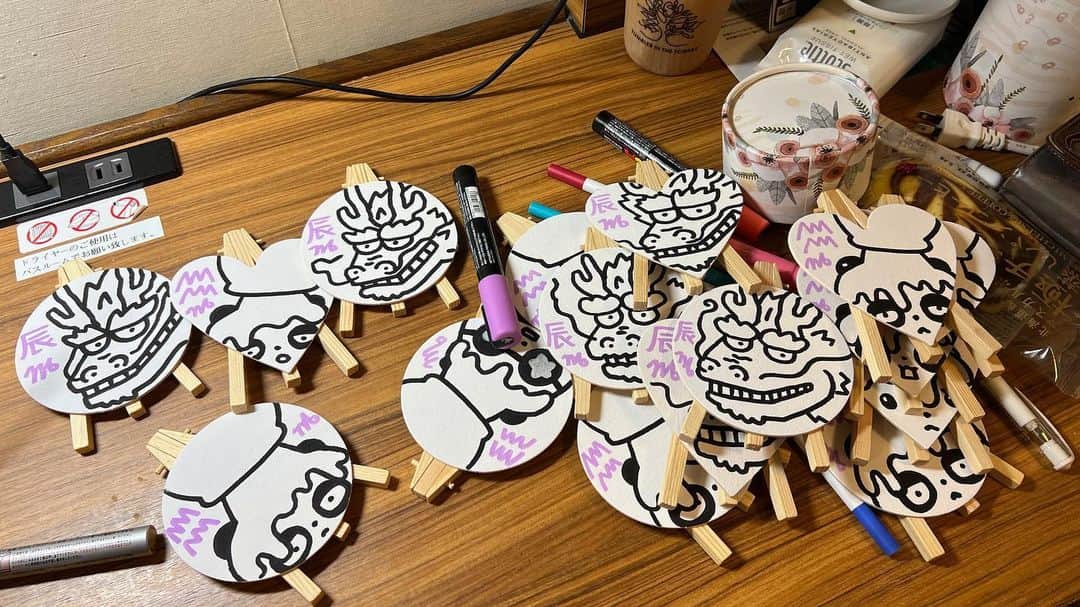326のインスタグラム：「最初にハチャメチャに描いたので 補充はしないと 固く心に誓ったというのに 原画チャを シコシコ描いてしまってる  だってしょうがないじゃないですか 展示原画がもう 殆ど売り切れてしまったんですもの  売れないかもなと 思いつつ メリハリを出す為に描いた恋愛の作品が 案の定残ってて切ない夜」