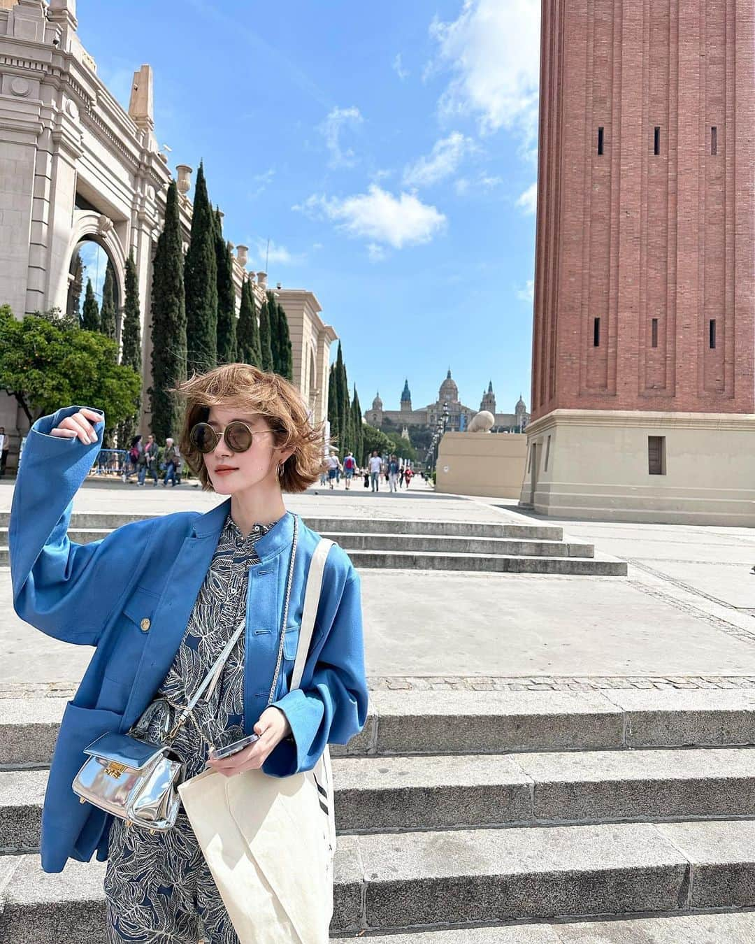 真鈴のインスタグラム：「Barcelona初日のfashion💙と意図せず入ったミシュランのパエリアetc🥘 お料理全部美味しかったし盛り付けやお皿もセンスいいしウェイターボーイがスウィートすぎて大喜び😂笑　 やたら絡みたがる我ら🥰❤️   スペインのリトルブラザーの称号を与えたった←👶  #旅行コーデ」