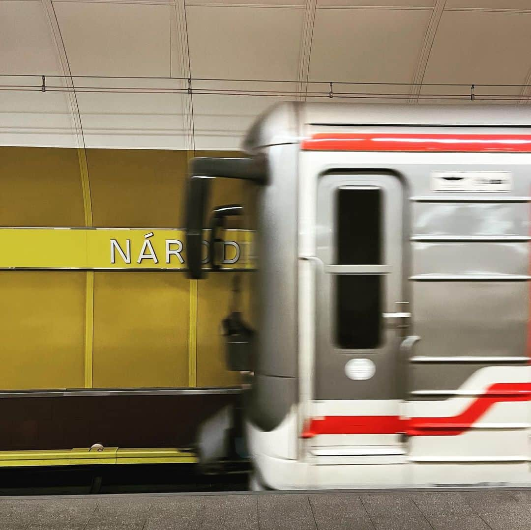 Irisのインスタグラム：「🚇」