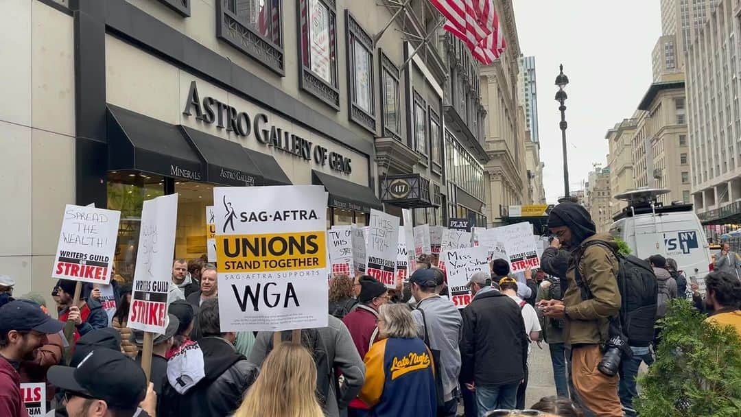 クラーク・グレッグのインスタグラム：「Fair deal now! @wgawest @wgaeast @sagaftra @directorsguild @netflix @appletv @amazonstudios @disneyplus」