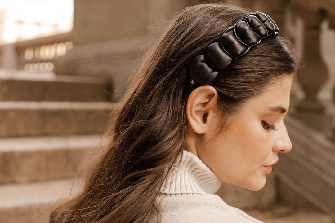 アレクサンドル ドゥ パリのインスタグラム：「Uma das expertises do nosso ateliê Couture: o trabalho em couro natural. Feita de couro de cordeiro, sendo mais uma peça feita totalmente à mão em nossa oficina de Paris.  #tiara #hairacessories #hairstyle」