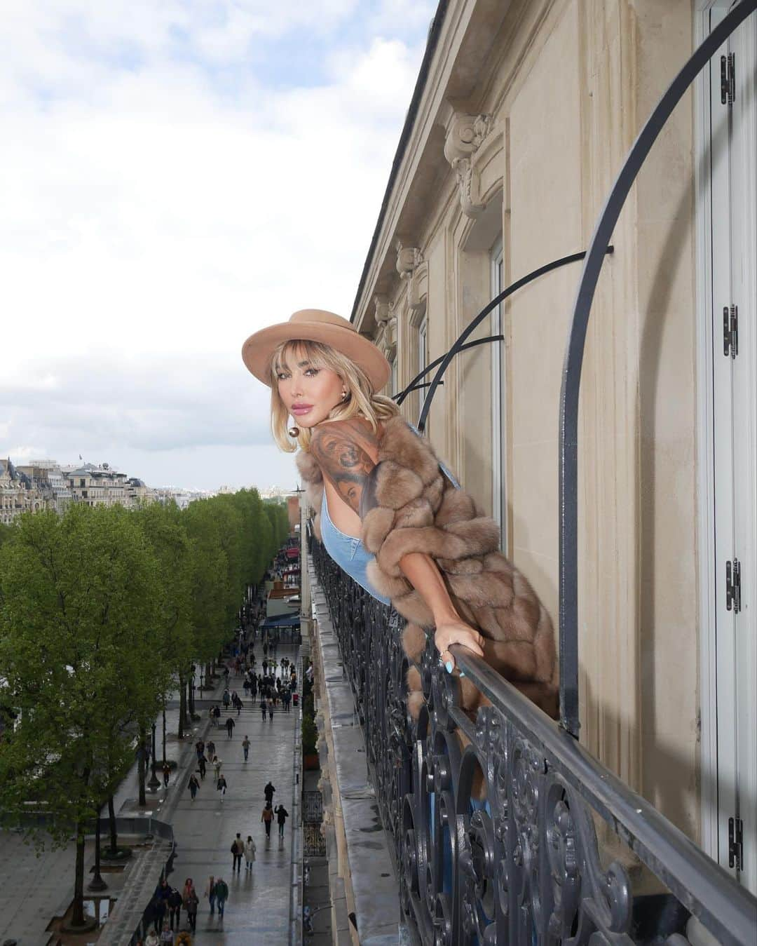 ジョエル・マーディニアンさんのインスタグラム写真 - (ジョエル・マーディニアンInstagram)「Cowgirl in Paris   @fouquets.paris #paris #love #balcony #cowgirl #beauty #life」5月3日 4時00分 - joellemardinian