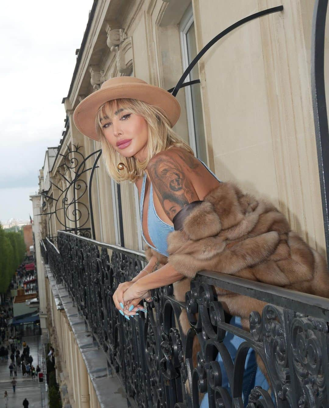 ジョエル・マーディニアンさんのインスタグラム写真 - (ジョエル・マーディニアンInstagram)「Cowgirl in Paris   @fouquets.paris #paris #love #balcony #cowgirl #beauty #life」5月3日 4時00分 - joellemardinian