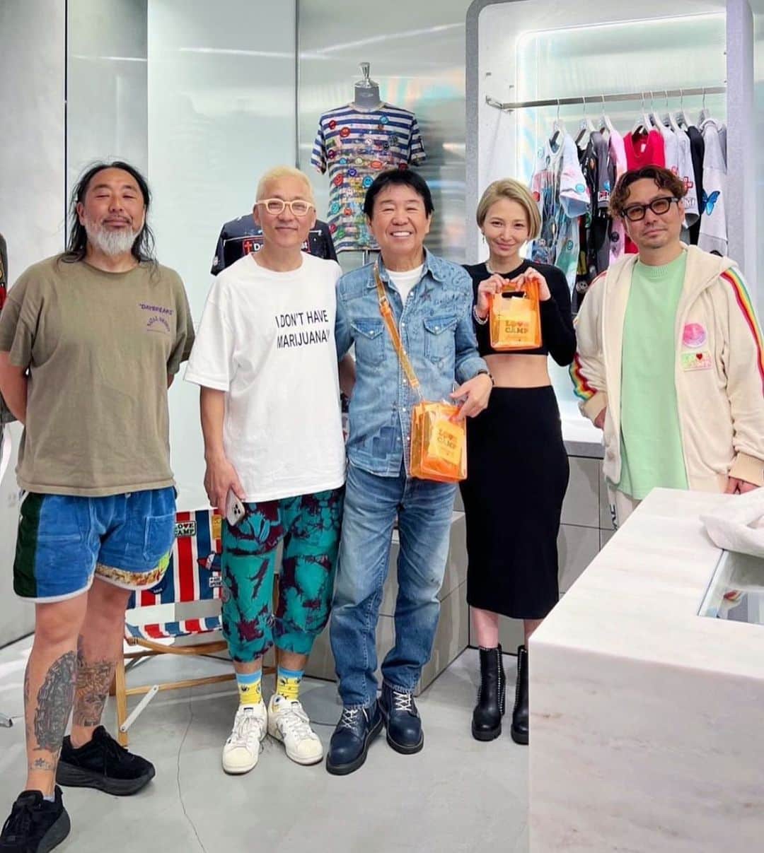 澤田友美のインスタグラム：「. 二週間に渡る❤️LOVE CAMP🌈のイベントが終わりました。 富士山のキャンプ場から始まり、渋谷PARCOの @2gtokyo で楽しすぎる巨匠たちと最高なチームでHappyあふれる時間を過ごし、お客様方も喜んで帰ってくださる笑顔をみられて次の9月のイベントも楽しみです！✨ @taracyan3 さんもbeamsが六本木ヒルズ店オープンの忙しい中来てくださり、 ご来場の皆様本当に本当に有難うございました🌈✨ 楽しすぎて、イベントがおわって寂しいくらいです😖 私の @ka__jp と @beverlyhillsrecycler のコラボのsouvenir jacketなども5年越しに店頭にならんでいるのをみて夢がかなってうれしかったです。 力になってくださった皆様に心から感謝申し上げます😭🌸✨ . . @nataldesign1999  @natal_design_xperience  @alovemovement  @damienhirst  @beverlyhillsrecycler  @perfectribsofficial  @blindmantogs_official  @ka__jp  @taracyan3  @makoto_namiwa  @condomania.jp  @2gtokyo」