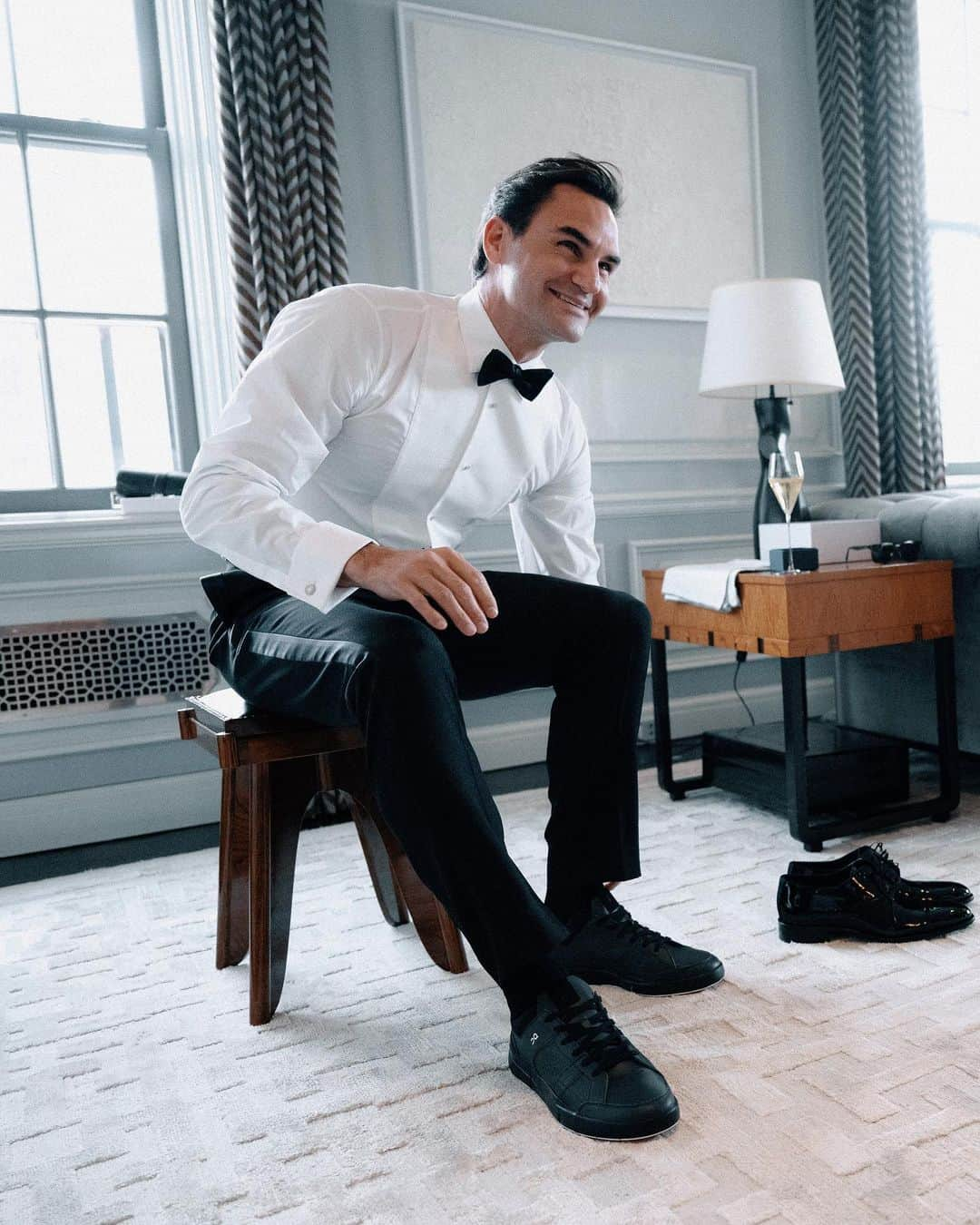 ロジャー・フェデラーさんのインスタグラム写真 - (ロジャー・フェデラーInstagram)「THE ROGER Clubhouse, now Met Gala afterparty approved. ✅ @rogerfederer rocking his custom pair to hit up the dance floor.」5月3日 4時15分 - rogerfederer