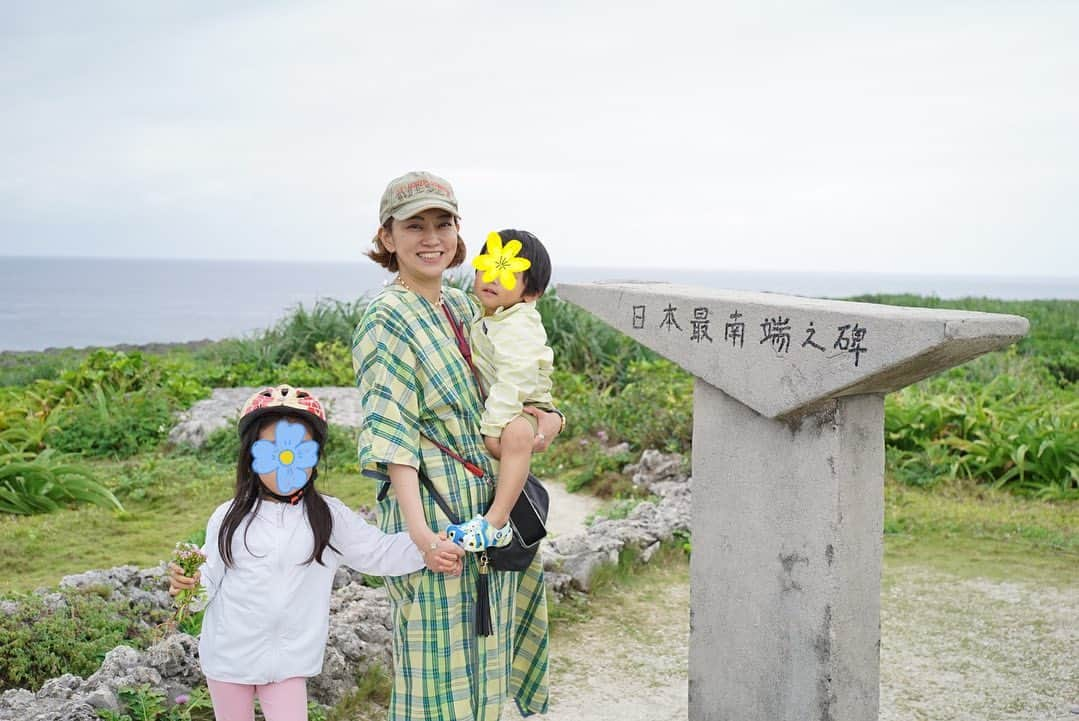 戸部洋子さんのインスタグラム写真 - (戸部洋子Instagram)「沖縄旅✈️竹富島の星砂ビーチのブランコはほんと気持ちよかった😚  船酔いの夫を引き連れ石垣から80分！日本最南端の島、波照間にも上陸。  波照間島15年ぶりか🤣ここで20代前半だった私はあらゆるドカドカした気持ちをすべて浄化し、また東京に戻りまた募らせてはw八重山に来てたんだっけかw  波照間島ではひさびさの民宿泊。おじちゃんにディープな島を案内してもらった！  家族旅らしく石垣ではリゾートホテルでのんびり。あープールがある沖縄旅って家族旅っぽい！  がしかしこのとき気温はまだまだ低く母は10秒で外プール断念🤣室内プールって最高だの写真😂  最後は20代私の心のお宿wおばあはまだまだ元気みたい。  子がいてもまだまだ面白い旅したいなぁ😚  #子供旅#沖縄#沖縄旅#石垣島#竹富島#波照間島#やどかり#那覇グルメ#忘備録引き続きすみません🤣」5月3日 4時34分 - tobe.yoko