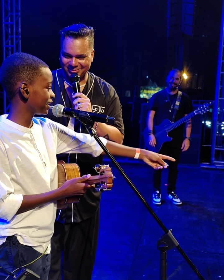 Sorriso Marotoのインスタグラム：「Que delícia Miracema-RJ, a gente amou curtir o feriado com vocês, foi incrível nossa noite!🤩   Tivemos o prazer de conhecer e convidamos pra cantar com a gente no palco o @ajmiguelvicente, esse menino que é carismático e um grande talento.   A gente fica feliz demais de ser referência para o seu trabalho, sucesso pra você! ♥️🎶」