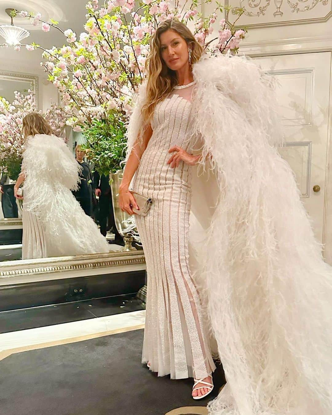 ジゼル・ブンチェンさんのインスタグラム写真 - (ジゼル・ブンチェンInstagram)「Being back at the Met Gala to honor Karl and his incredible body of work was very special. I feel grateful that I got to know him and had the privilege of  working with him to create so many memories throughout the years. He is dearly missed by so many but his legacy lives on forever. Thank you @Chanelofficial , @GeorgeCortina @DavidVoncannon @Georgisandev  @ashlie_johnson For getting me ready for this amazing night. ✨  Estar de volta ao Met Gala para homenagear Karl e seu incrível trabalho foi muito especial. Me sinto muito grata por tê-lo conhecido e ter tido o privilégio de trabalhar com ele e ter criado tantas boas memórias ao longo dos anos. Ele faz muita falta, mas seu legado será eterno. Obrigada @Chanel, @GeorgeCortina @DavidVoncannon @Georgisandev @ashlie_johnson por me preparar para esta noite tão especial.」5月3日 4時32分 - gisele