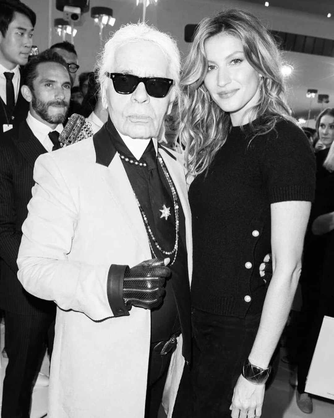 ジゼル・ブンチェンさんのインスタグラム写真 - (ジゼル・ブンチェンInstagram)「Being back at the Met Gala to honor Karl and his incredible body of work was very special. I feel grateful that I got to know him and had the privilege of  working with him to create so many memories throughout the years. He is dearly missed by so many but his legacy lives on forever. Thank you @Chanelofficial , @GeorgeCortina @DavidVoncannon @Georgisandev  @ashlie_johnson For getting me ready for this amazing night. ✨  Estar de volta ao Met Gala para homenagear Karl e seu incrível trabalho foi muito especial. Me sinto muito grata por tê-lo conhecido e ter tido o privilégio de trabalhar com ele e ter criado tantas boas memórias ao longo dos anos. Ele faz muita falta, mas seu legado será eterno. Obrigada @Chanel, @GeorgeCortina @DavidVoncannon @Georgisandev @ashlie_johnson por me preparar para esta noite tão especial.」5月3日 4時32分 - gisele