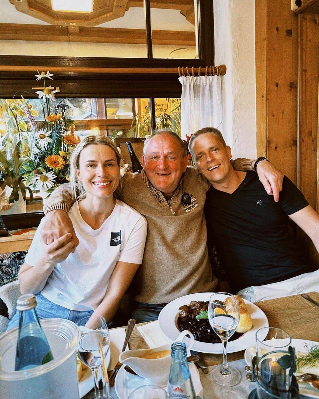 エイドリアン・コレシャのインスタグラム：「Wir drei. Mutti K. fehlt. Auf dich und deine 67 Lebensjahre 🥺. Alles gleich und doch anders. #allesgutezumgeburtstag」