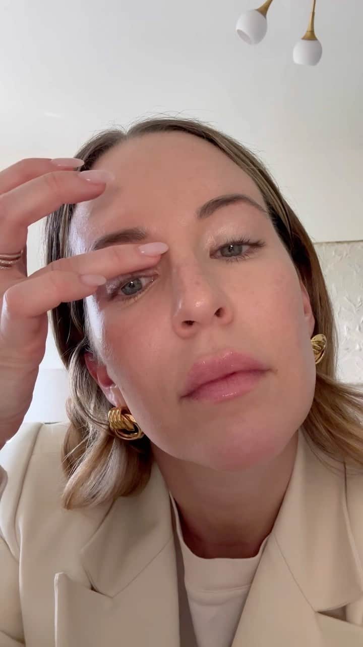 Helena Glazer Hodneのインスタグラム：「The new @bobbibrowncosmetics Dual Ended Shadow Sticks are simply so good, anyone can amp up their look in less than a minute. Creamy, 24 hour wear, crease-free & buildable, I cannot imagine (makeup) life before them. #BobbiBrownPartner #BobbiBrownCosmetics https://liketk.it/48i7c」