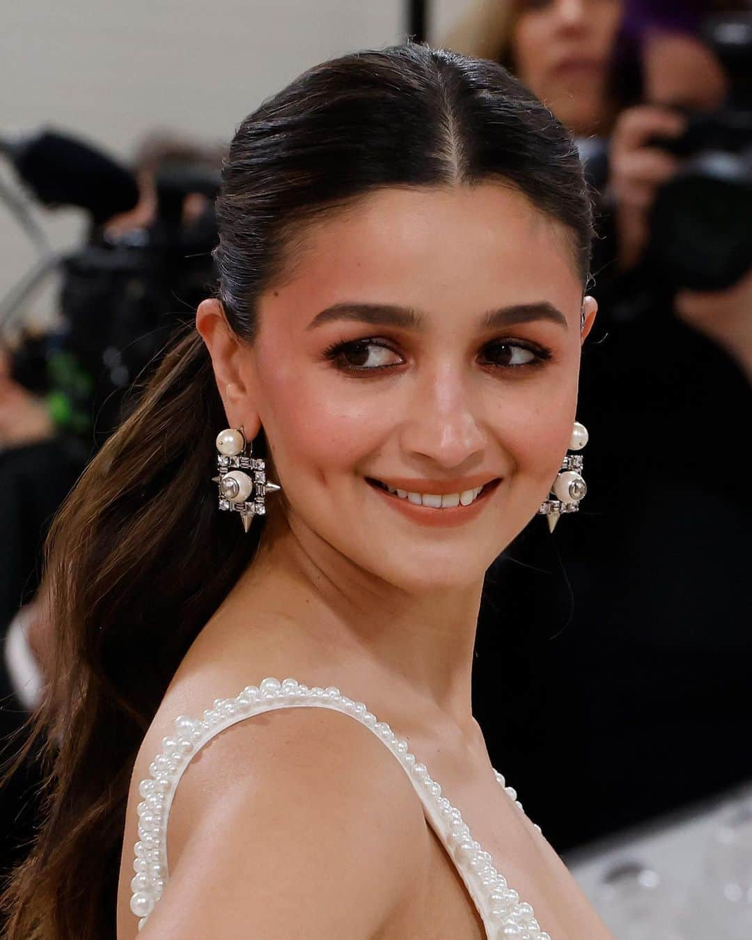 WHO WHAT WEARさんのインスタグラム写真 - (WHO WHAT WEARInstagram)「The #MetGala beauty looks responsible for making me want to enter into my dark brunette era, rn. 🤎 photos: getty images」5月3日 4時38分 - whowhatwear