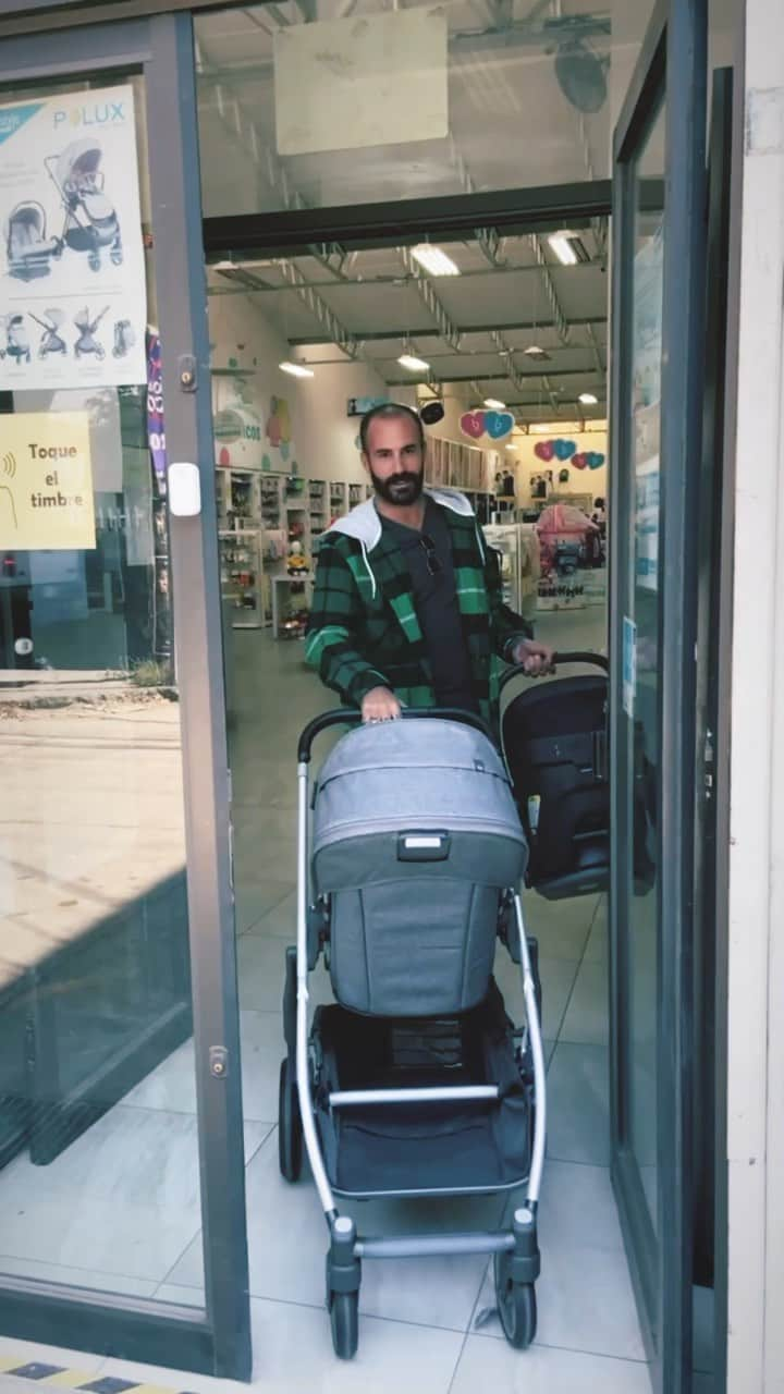 マルク・クロサスのインスタグラム：「Aina y su papacito rockeando su @babyupmx @uppababy_mexico 😎」