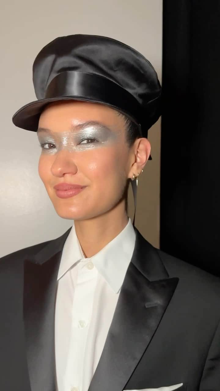 Too Facedのインスタグラム：「SHOWTIME 🤩🌟 Here is one of the stunning looks we created with the talented makeup artist @raisaflowers and makeup done by @elysereneau in partnership with @voguemagazine for the 2023 Met Gala Performance 💖   📸 @reisalee & @katiejacoby   #toofaced #tfcrueltyfree #metgala」