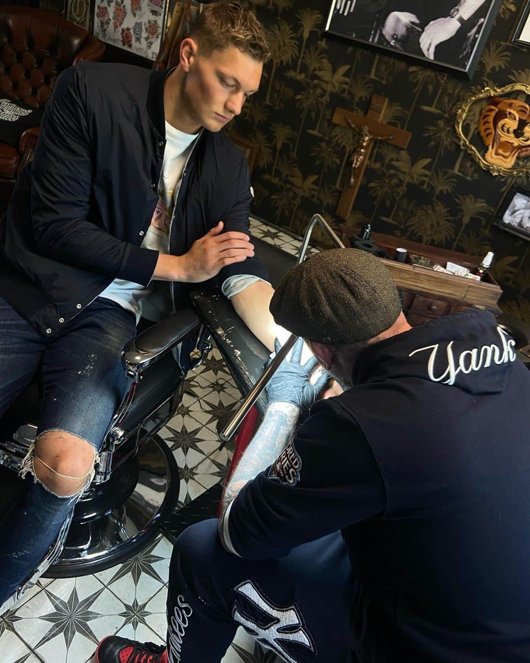 ベン・ソーンダースのインスタグラム：「some fresh in on @kjellscherpen goalie for @mijnvitesse and @officialbhafc and the dutch national team 💯.. good to see ya 🙏🏻 @craftmanstattoo」