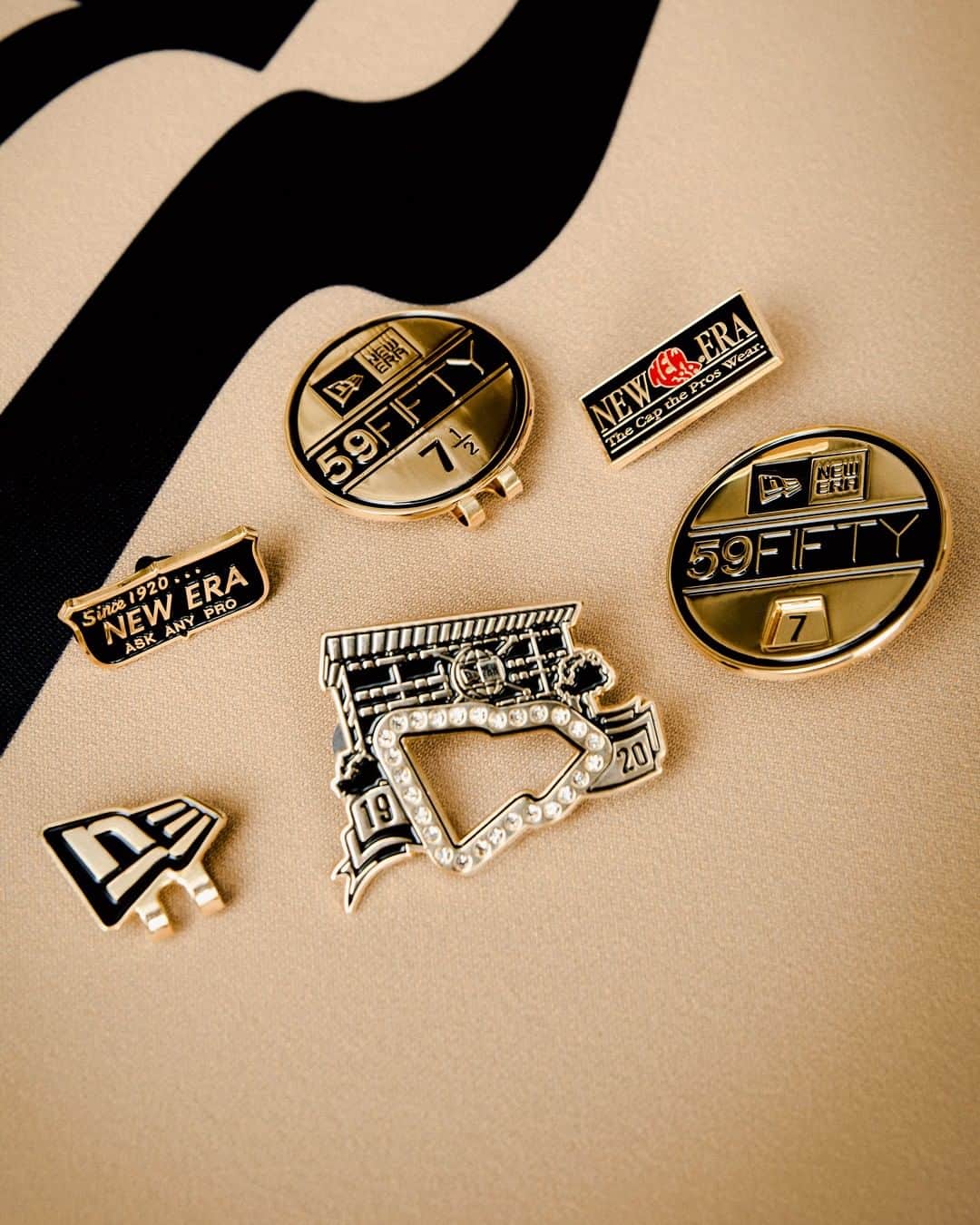 ニューエラ・キャップのインスタグラム：「Add a new pin to your favorite cap, with design elements of each one taken directly from the New Era archives. Shop them all at the link in our bio!」