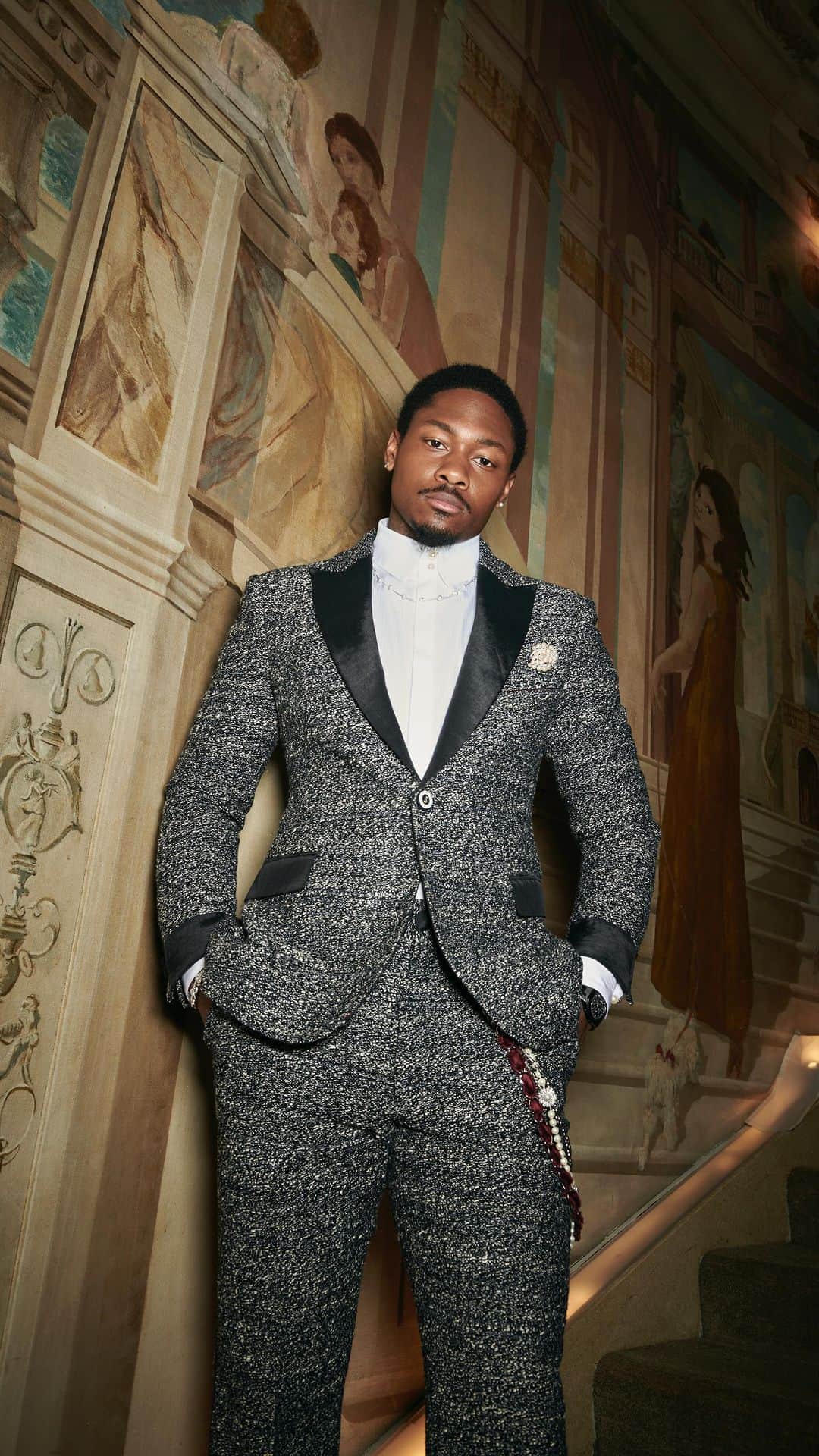 Tommy Hilfigerのインスタグラム：「#StefonDiggs goes from fitting to final checks as he makes his way to the #MetGala in a custom #TommyHilfiger outfit.  Video production @f2max Film director @maximsap Filmed by @i_am_misch x @livpeters x @marty_rush」