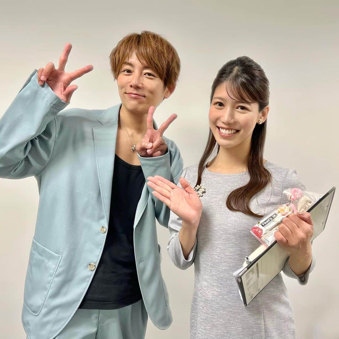 丸山裕理のインスタグラム：「. 👶🏻🎤 . 先日パシフィコ横浜で開催された 「マタニティ＆ベビーフェスタ2023」で 杉浦太陽さんとトークショーをさせていただきました。  (お写真許可いただいております)  4児のパパである杉浦さんが 会場の皆さんからのお悩みに直接答えるというもので、 トークショーは大盛り上がり。  ブースではNYで出会った先輩でねんねのカリスマ、 愛波文さん @aya_aiba にも再会できて 幸せな時間でした🫶🏻  そして終わってみると、 自身の子育ても振り返る機会に。  トークショーで杉浦さんが  "15年前は僕がベビーカーを引いているだけで 周りから白い目で見られました。 今日は当たり前のように沢山のパパが来てくれて嬉しい"と呟いた言葉が忘れられません。  今は父親も母親も同じように育児するのが 一般的になってきて、 "イクメン"という言葉をわざわざ使わなくてもね、 という意見もありますよね。すごく共感します。  それでも。  妊娠中、悪阻がひどかった時に 背中をさすってくれたこと、  産後、夜泣きが続いて大変な時に ミルクを交代で作ってくれたこと、  最近は映えないけど←、 娘が喜ぶ朝ごはんを毎朝考えて 出してくれること(お豆腐とトマトが好き)。  激務の中、そうやって同じ目線で 子育てに向き合ってくれるパートナーに 私は素直に感謝しています。  きっと逆の立場だったら 同じようには出来ないなと思うので。  "産前産後の恨みは一生"といいますが、 産前産後の感謝も一生ですよね。  決して当たり前だと思わずに お互い助け合っていけたらいいです。  そんなことに気づいたイベントでした。  #母のつぶやき #マタニティアンドベビーフェスタ #子育てイベント #子連れお出かけ #2022年3月生まれ #女の子ママ #こどものいる暮らし #杉浦太陽 さん #愛波文 さん」